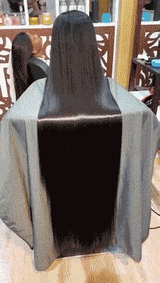 图一：得用什么样的洗发水，才能够让头发这么柔顺。
图二：猫咪这样的坐姿，是认真的