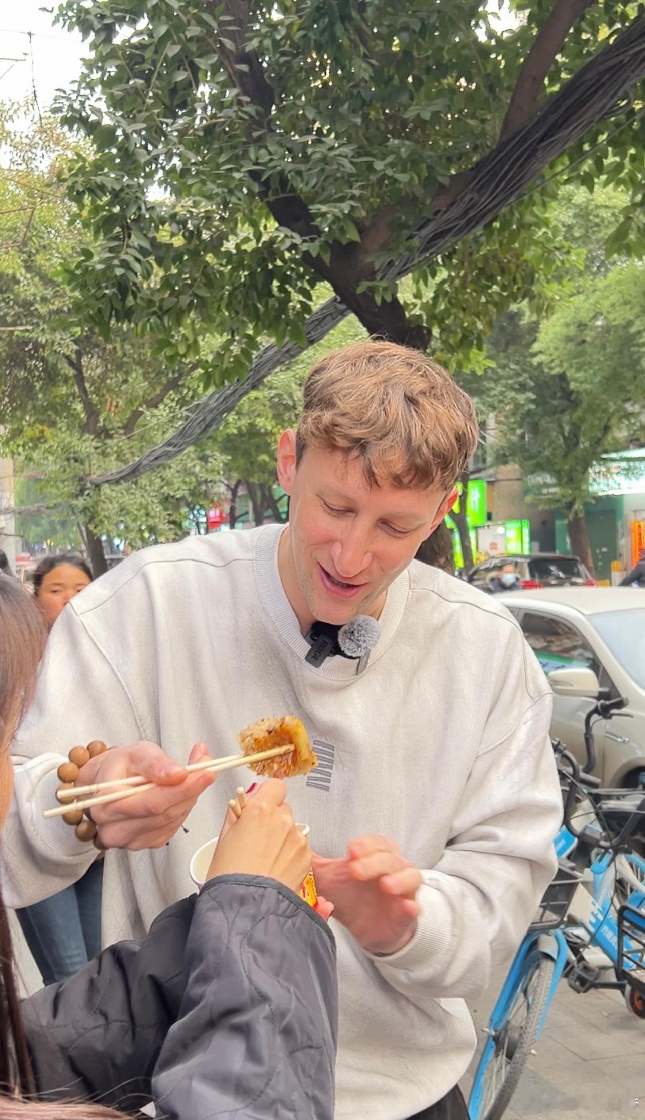 埃文凯尔被武汉美食硬控了 埃文凯尔在武汉开启了美食之旅，这下可被武汉美食狠狠拿捏