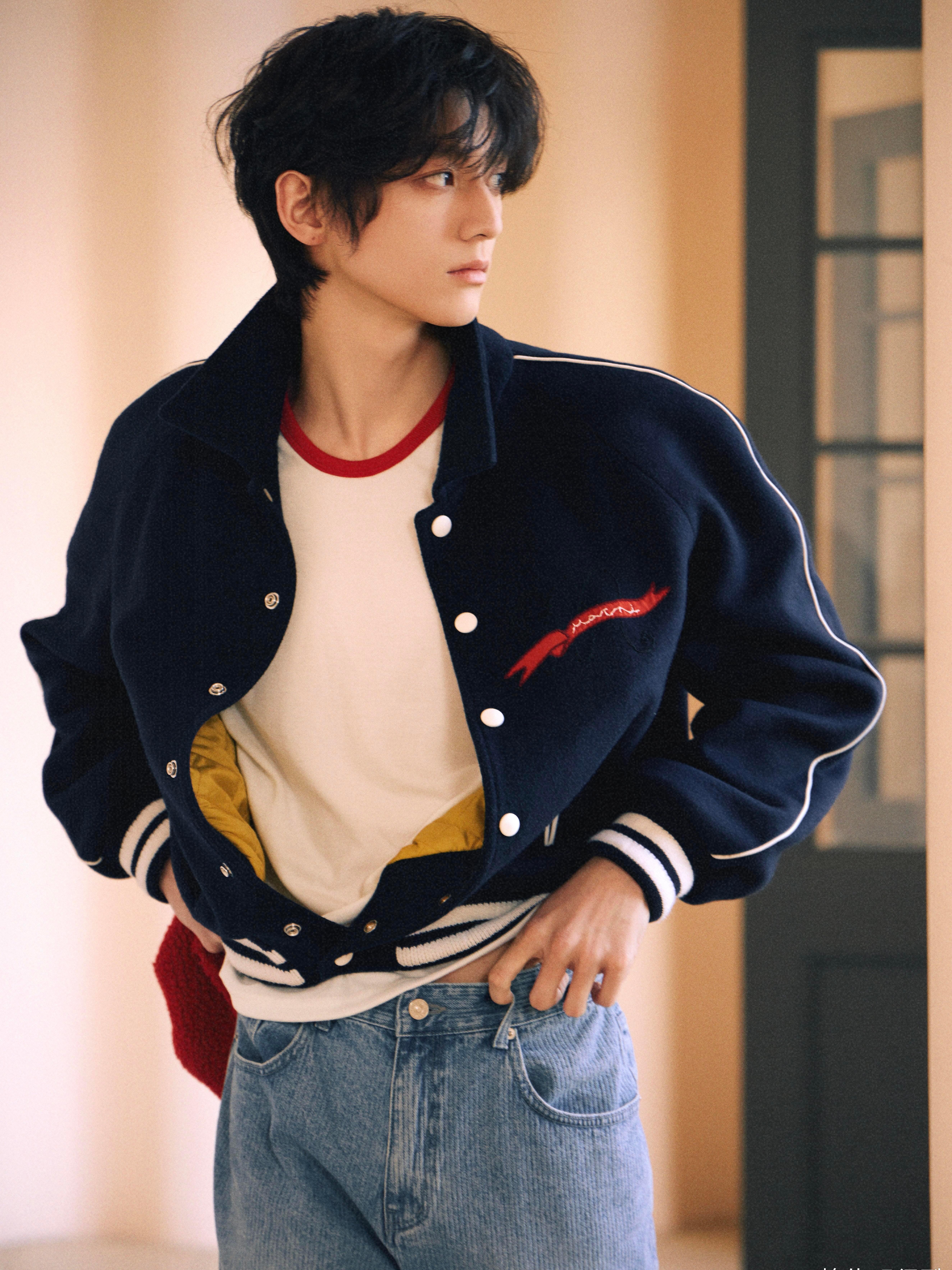 赖伟明大大方方的 赖伟明跳舞那股劲儿真迷人！动作干净利落，眼神坚定自信，整个舞台