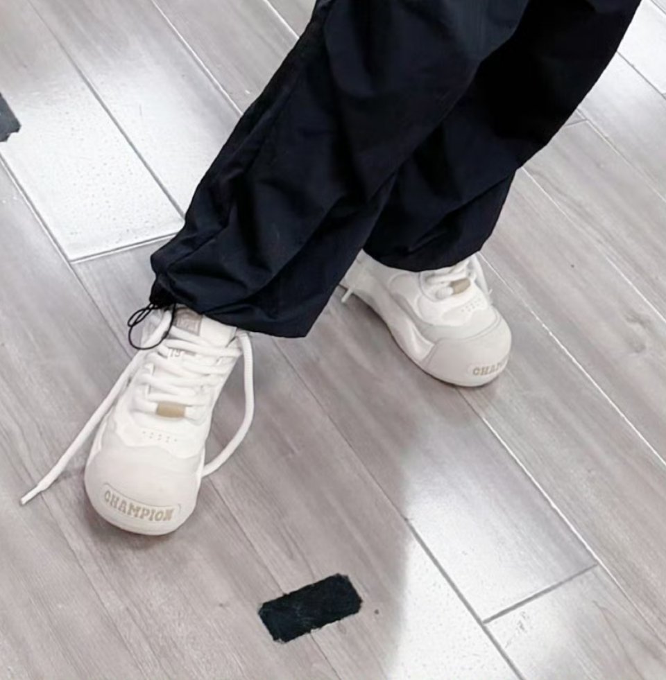 强迫症真的很难受。有人懂吗我好想给他把鞋带系上使劲勒的那种系，不然我感觉我宝宝每