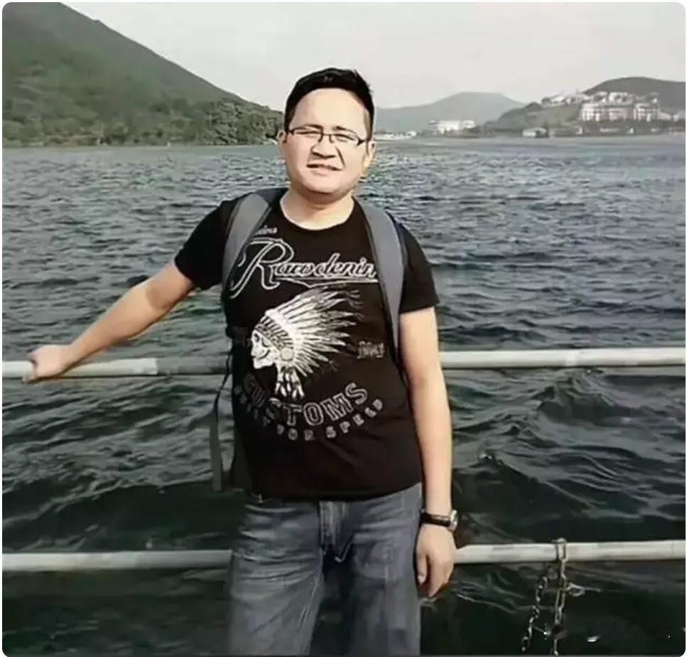 英雄高武，身后不孤单。 他因救人而牺牲，家乡为他举行了追悼会和进行荣誉表彰！
