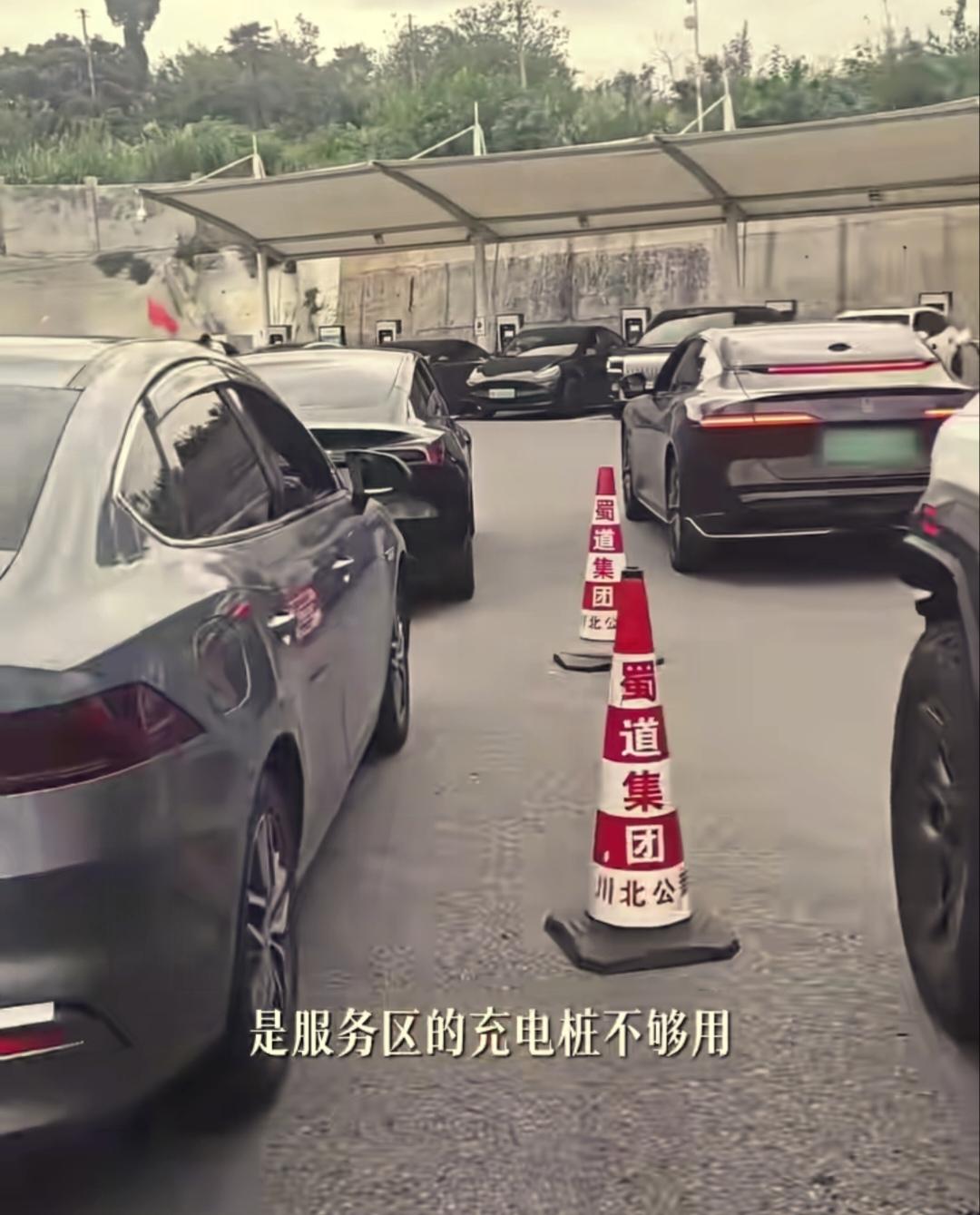 充电量暴涨60%！中国人真敢开电车跑长途了？

国庆高速充电数据炸了：前三天充电
