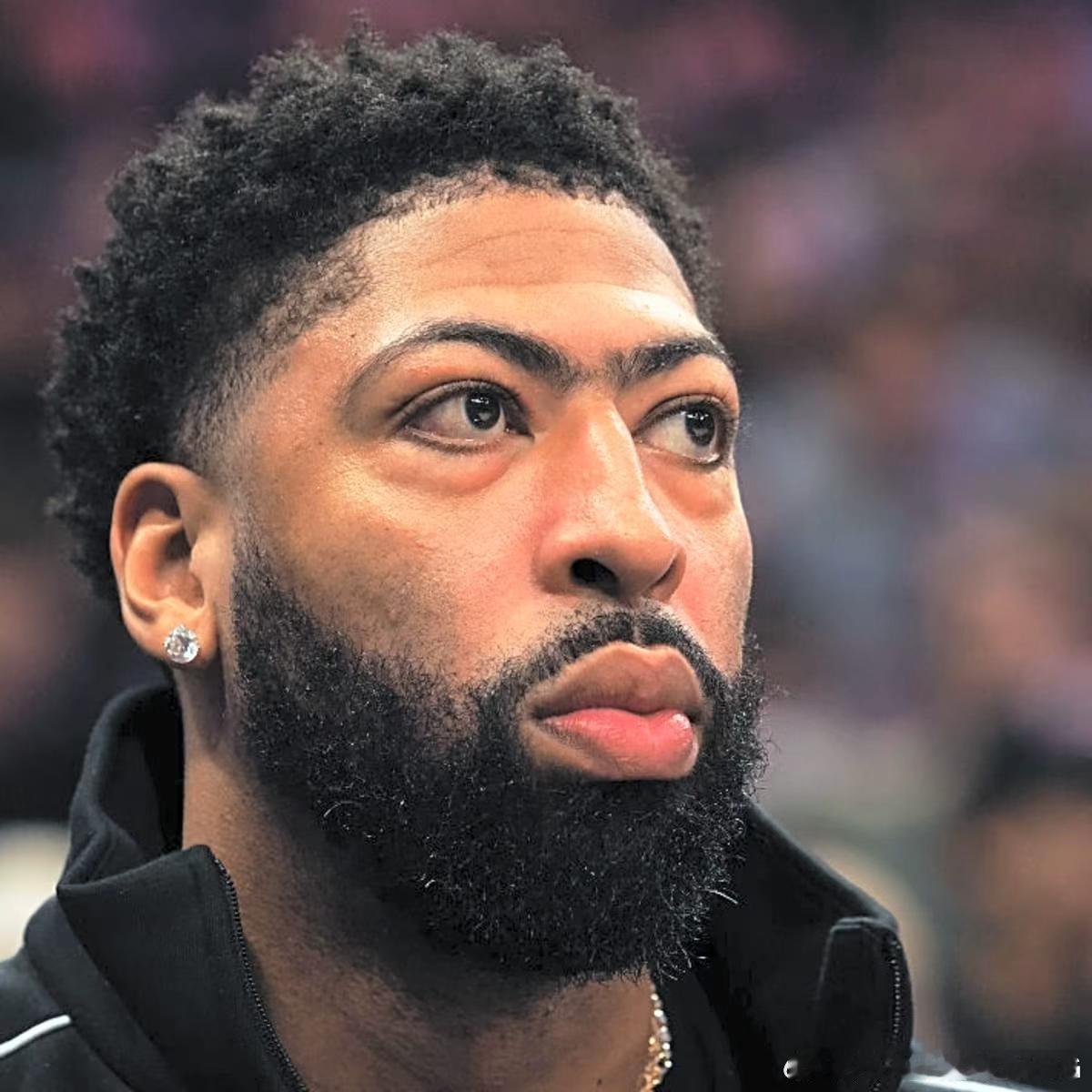 浓眉分享了他在达拉斯第一晚从酒店门缝塞进来的匿名信——“亲爱的AD，希望你在达拉