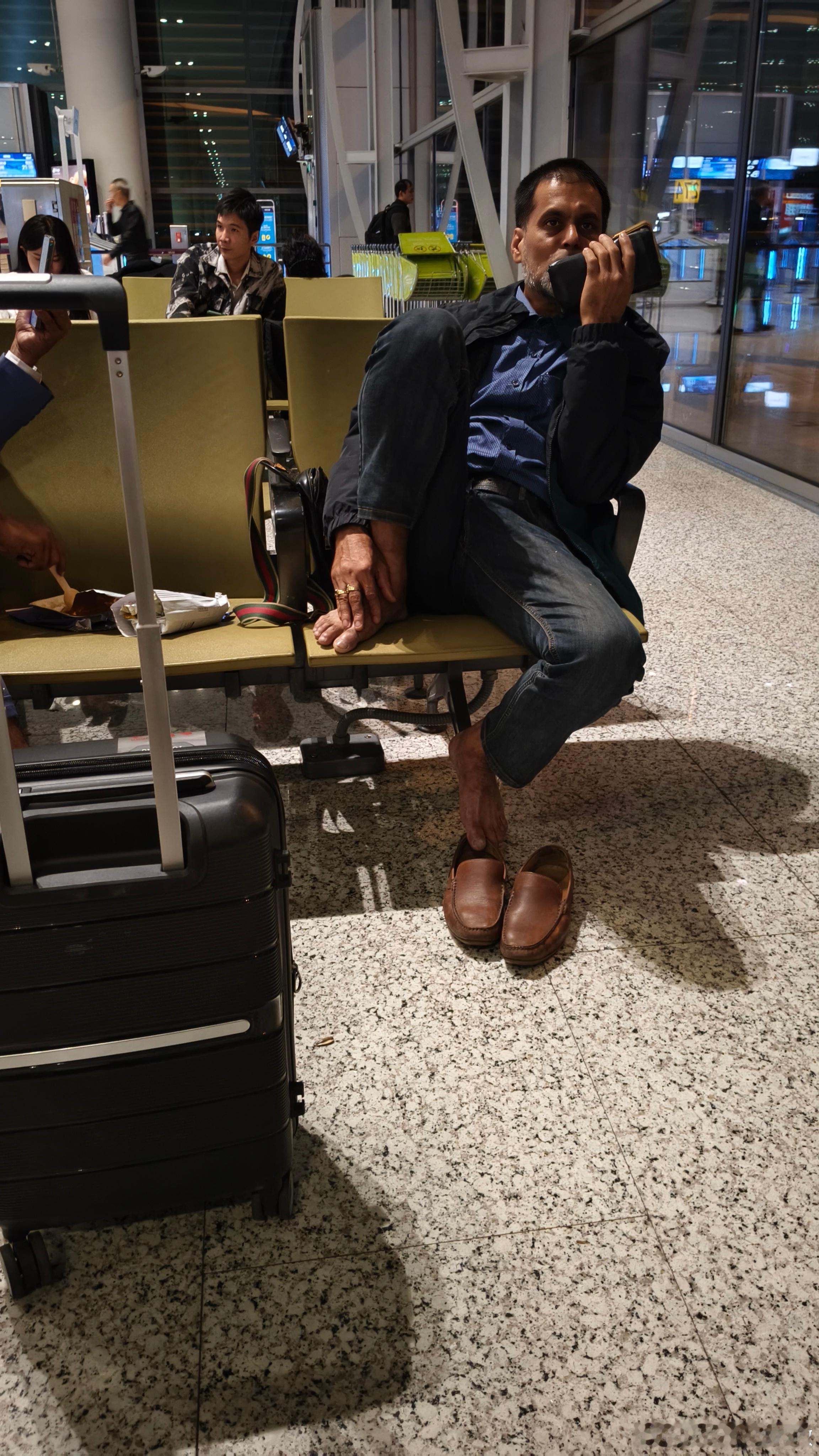 不待见阿三是有原因的😅，我劝止之后也就是把脚拿下来了，鞋也没穿😅。  