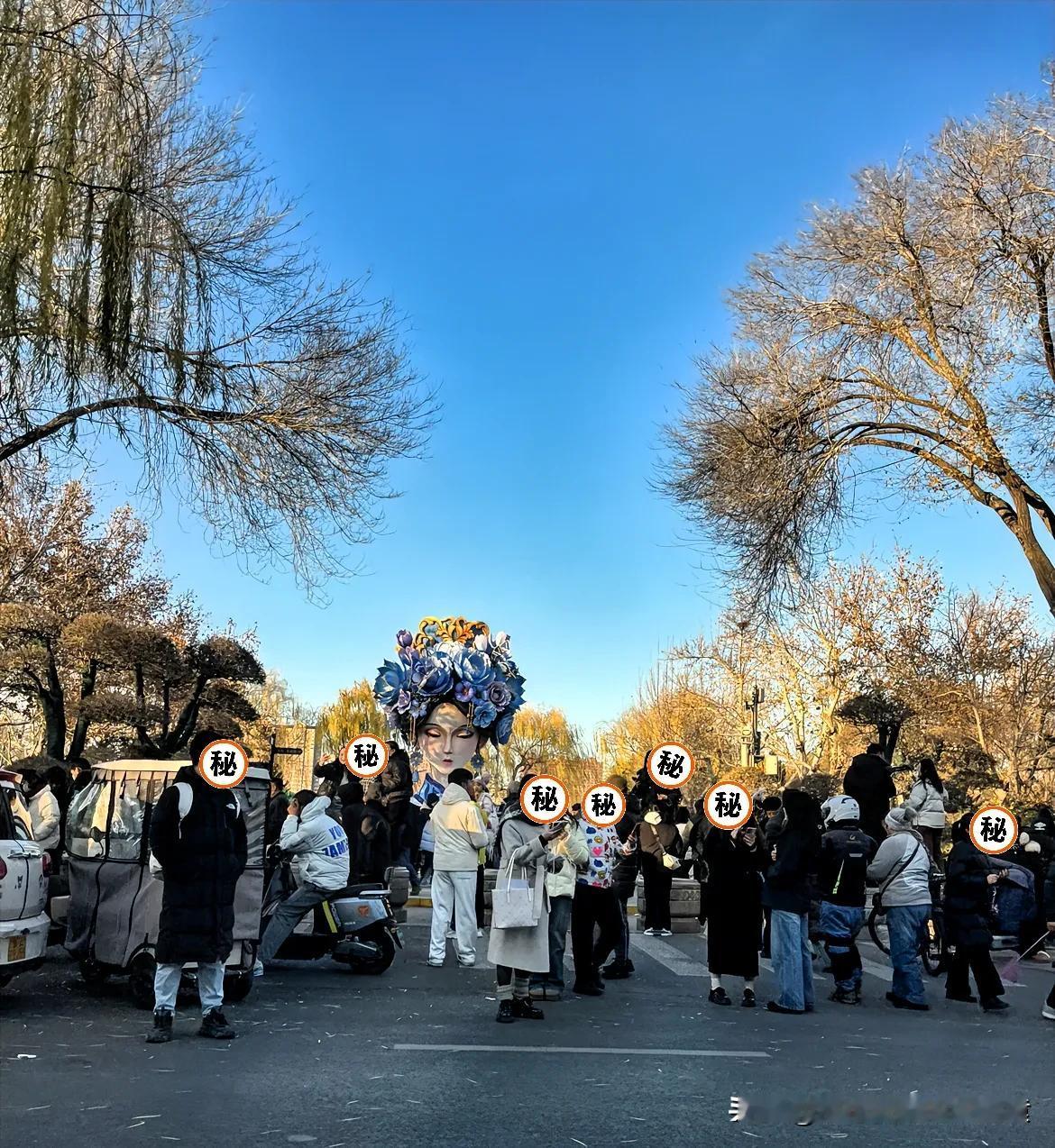 娘家住在老城中心也不好
回家看爸妈都成了奢想
不仅堵
还没地儿停车
也许地铁通了