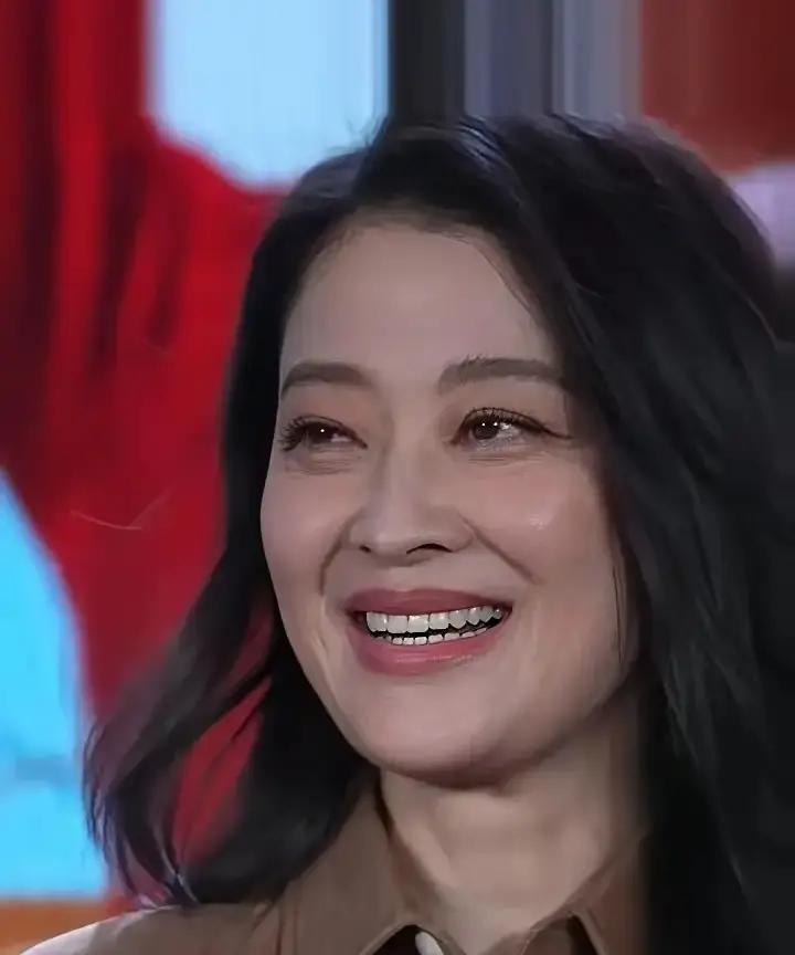 《生命树》里白椿给妹妹试体温，手伸到额头边又缩了回去。
1998年，张勤勤医生在