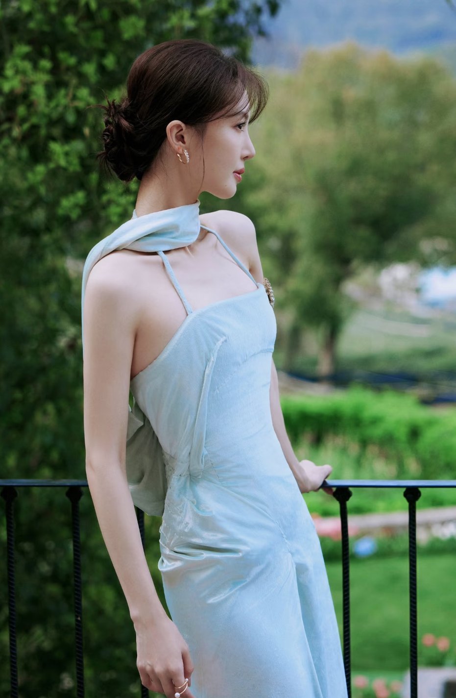 金晨的淡蓝色吊带长裙～ ​​​