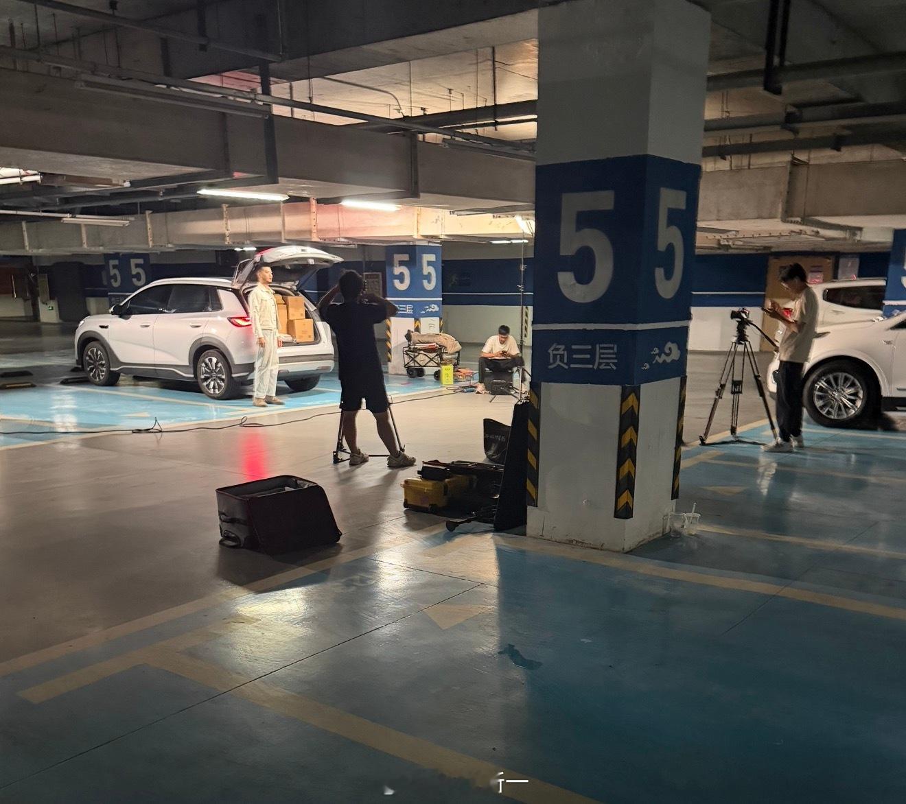 我去，我一下地库竟然发现有人在拍车！难道我们这个写字楼除了科技新一还有别的车评人
