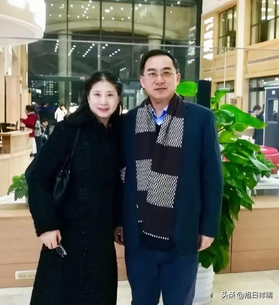 一个教了一辈子书的男人，临走前在纸上写的不是房子怎么分、存款归谁，是告诉老婆你可