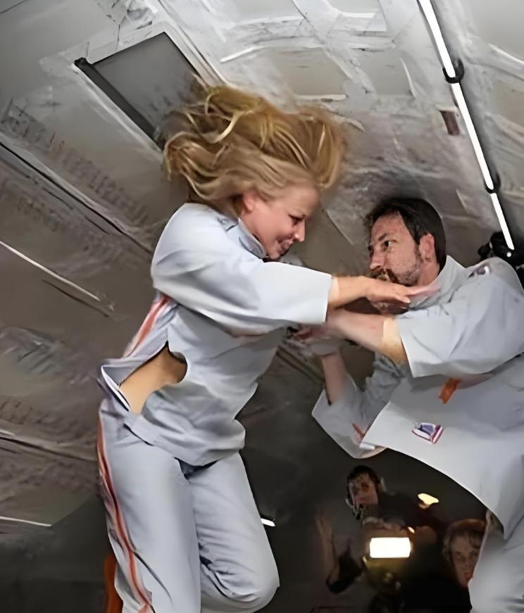 1992年，首对美国夫妻宇航员上天，在完成8天的太空之旅后，记者们急冲冲的抛出问