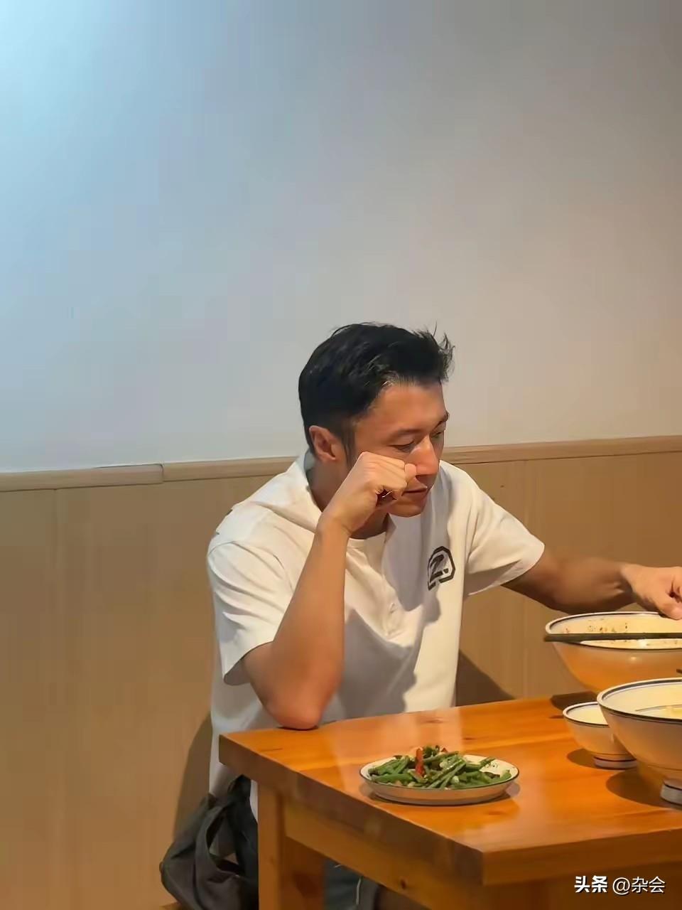 锋菲恋的糖又甜又接地气！
两人一起现身西安，天后王菲悠闲逛着广仁寺和城墙，谢霆锋