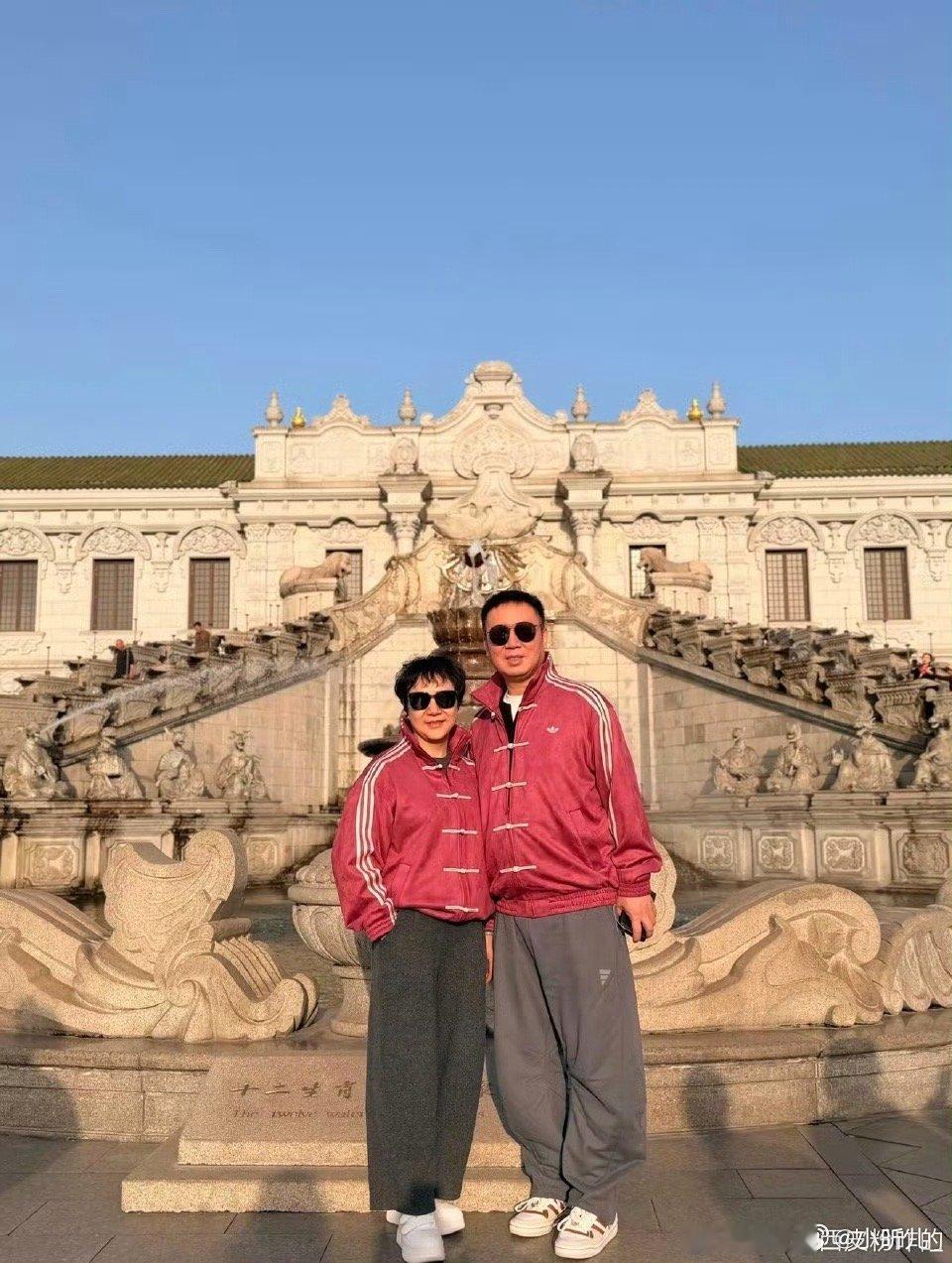 李现和杨紫父母穿同款外套杨紫父母外出就餐被偶遇，身穿与李现同款深色外套，版型配色