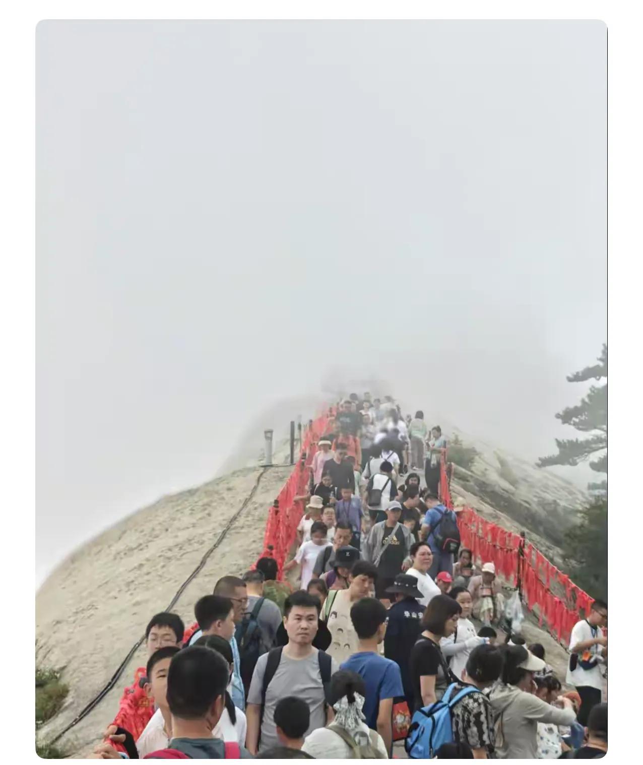 昨天我去爬华山，跟风找了一个女性陪爬，599元，一对一服务。

全程就这一个陪伴