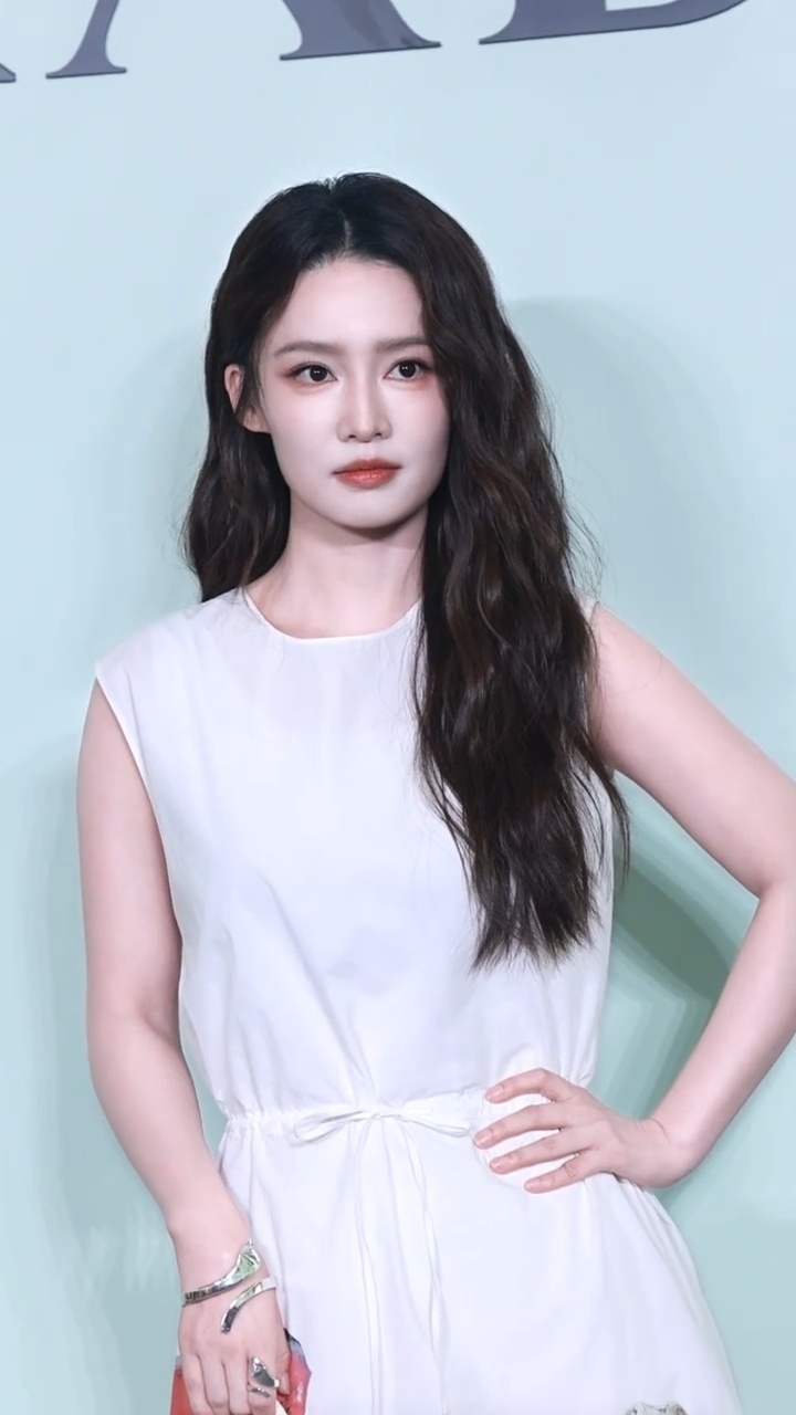 好漂亮的李沁杨幂李沁欧阳娣娣合照lq李沁prada贵气千金