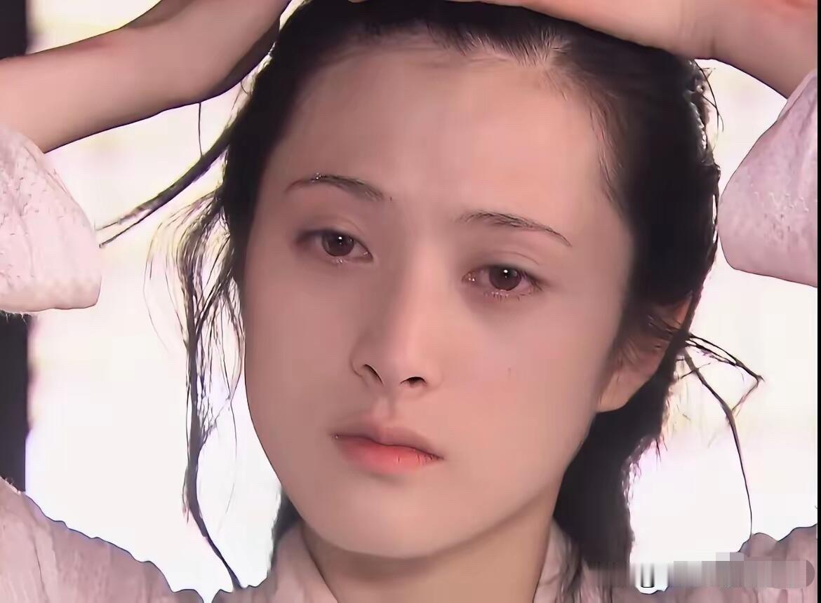 她的气质有点像蒋勤勤，属于清冷系列的美女，演技也在线，不知道啥原因，出道20多年