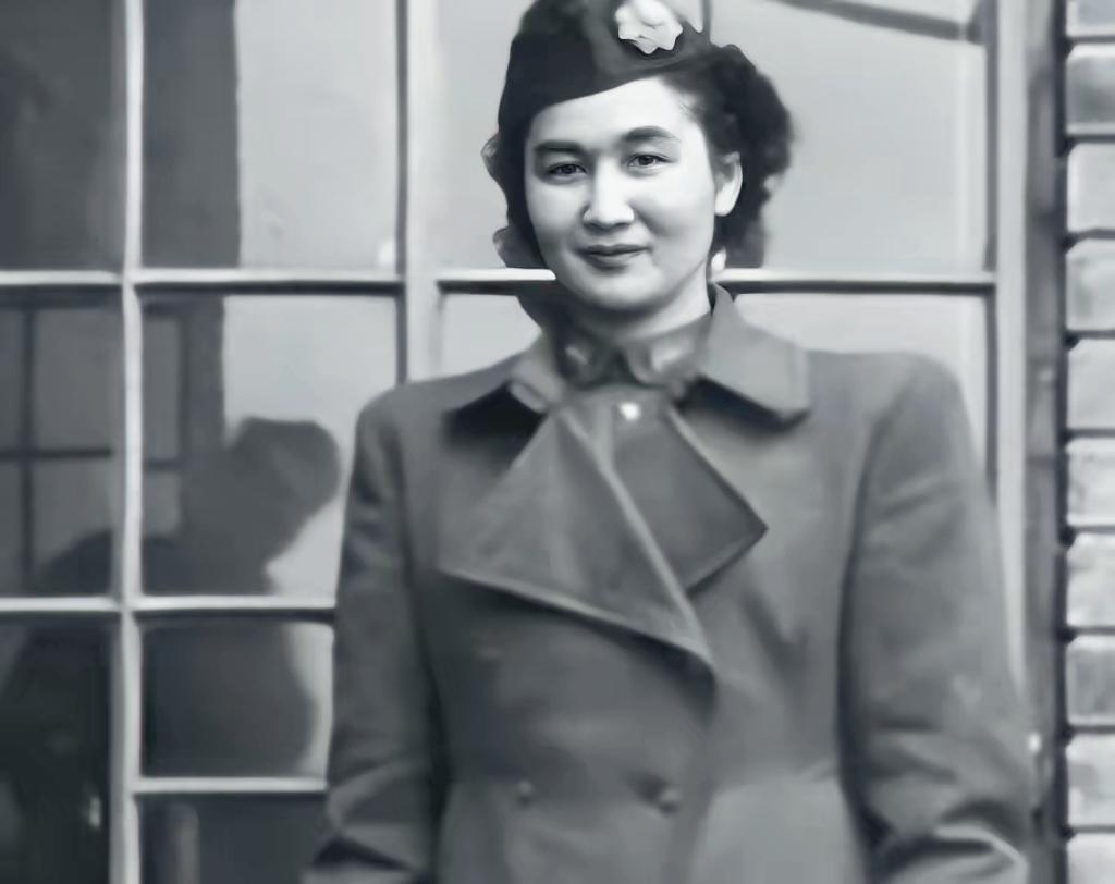 1940 年，地下党康乃尔正在茶楼玩牌，一军统美女突然拍了拍他的肩膀，使了个眼色