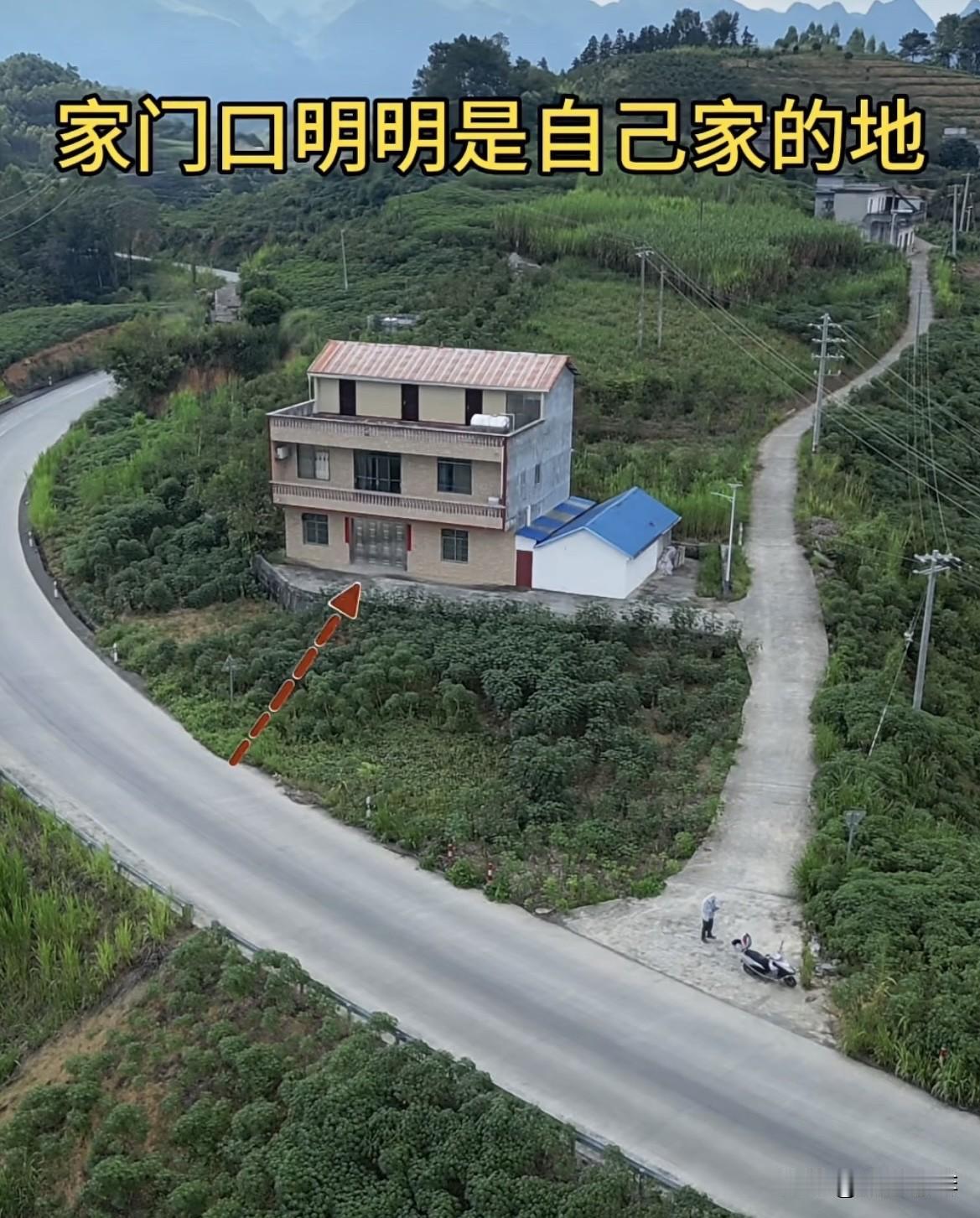 家门口明明是自己家的地，
最后奶奶却选择从左边绕进来。
奶奶为什么这样修路呢⁉️