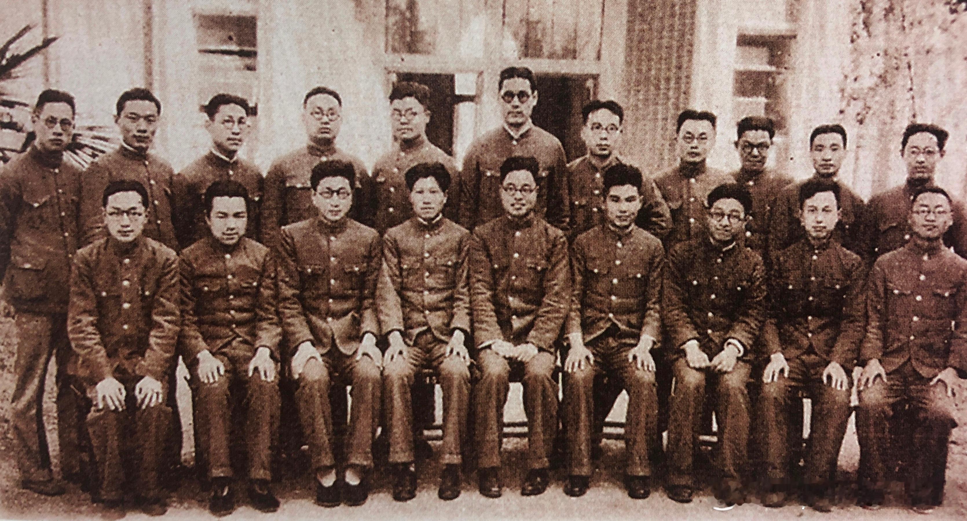 交通大学1934届机械工程学院学生毕业前合影，前排右二钱学森历史影像 ​​​