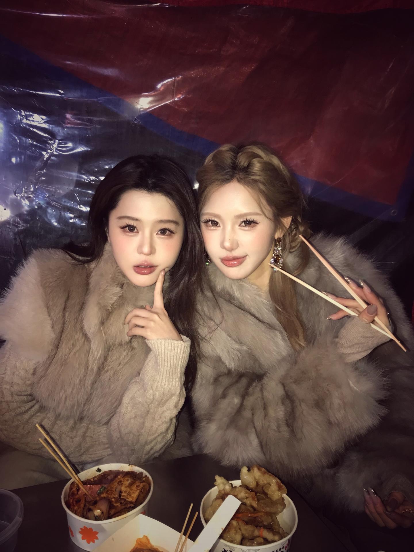 不好意思 和姐妹在一起没有不权威的照片。