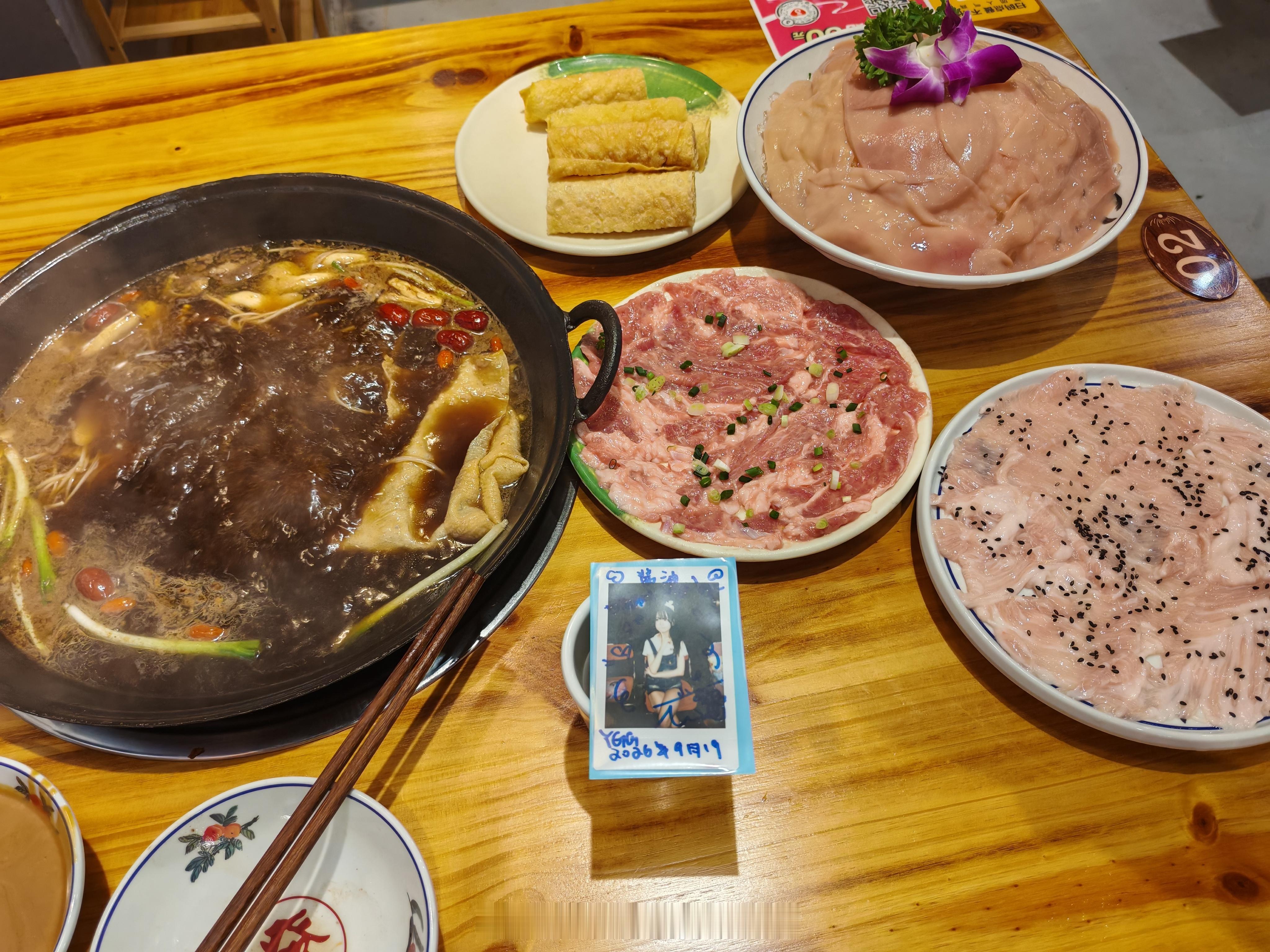 本来以为童装没啥期待的，艾玛还好特典上班的早，背影很撩人，我跟着去切了一张[皱眉