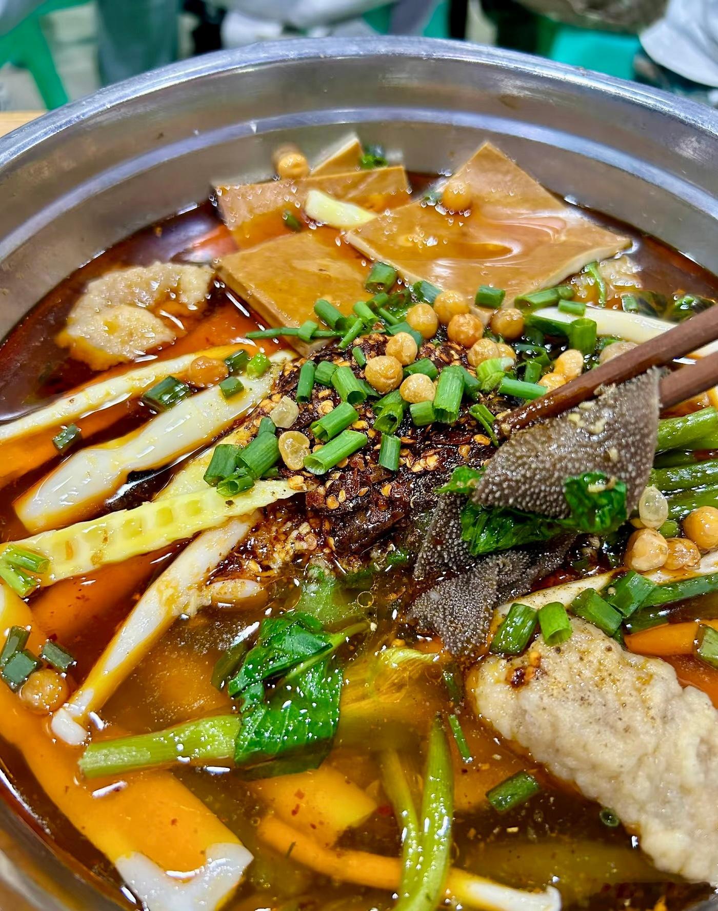 重庆人点评张掖麻辣烫一个冷知识，好吃的重庆麻辣烫不在豪华装修的大店面，而是藏在各