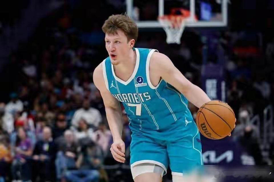 黄蜂新秀克尼普尔？求求了，别再拿游戏数据糊弄人了。 人家2024年明明是被湖人选