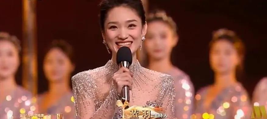 在第37届中国电影金鸡奖颁奖典礼上，蓝羽一件透视抹胸修身长裙，美到令人惊艳
 