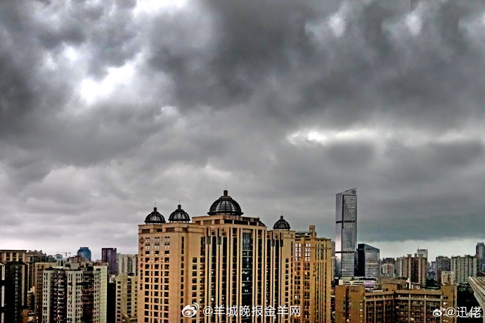 #广州暴雨# 今早羊城，乌云满天，暴雨来袭…… （迅佬 ） ​​​