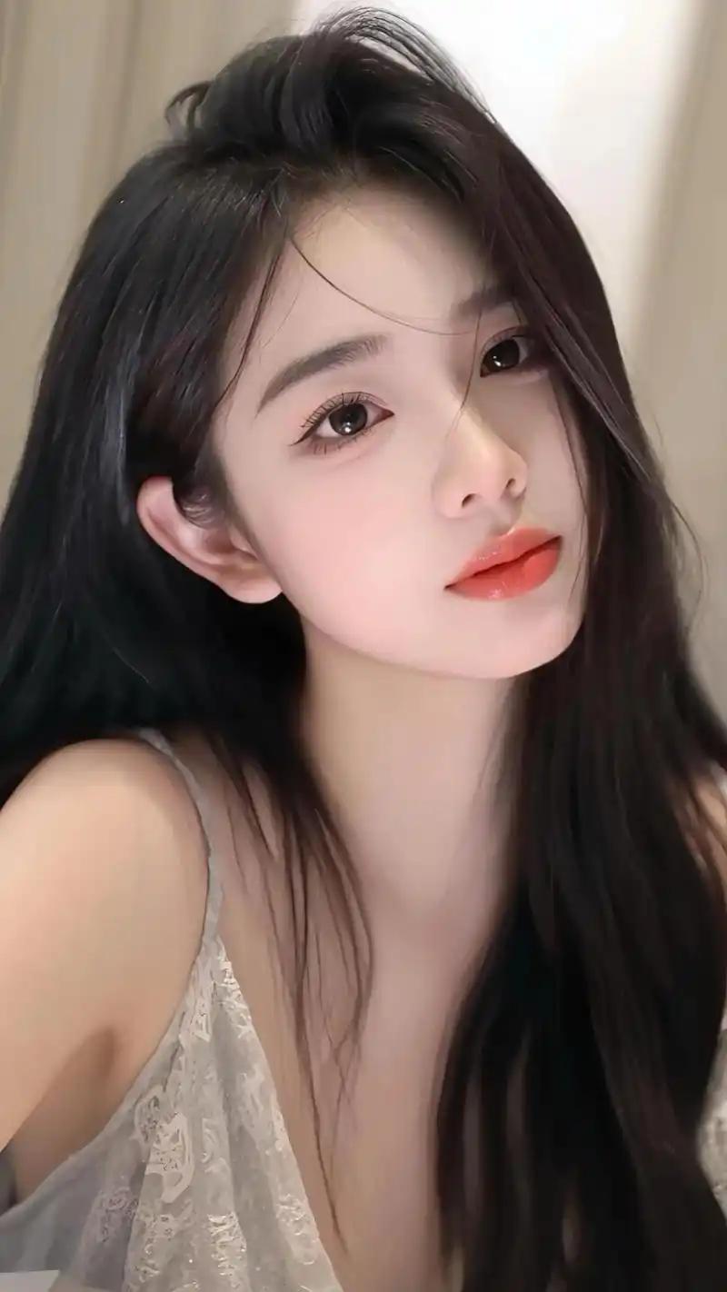 我女朋友喜欢摸我大腿，时常挑逗我。终于有天我没忍住，把她压在沙发上狠狠的摩擦。