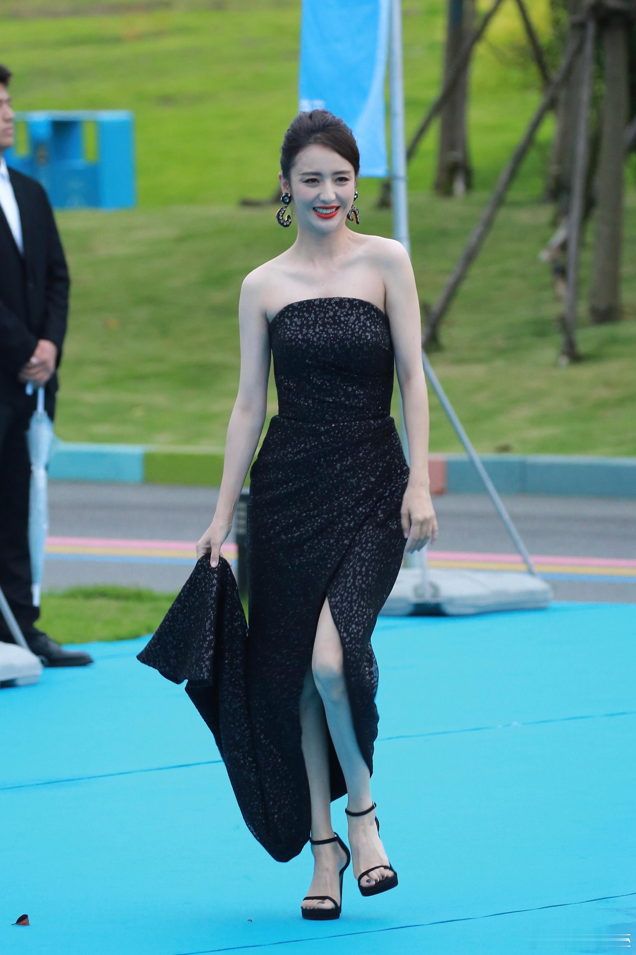 佟丽娅白的发光