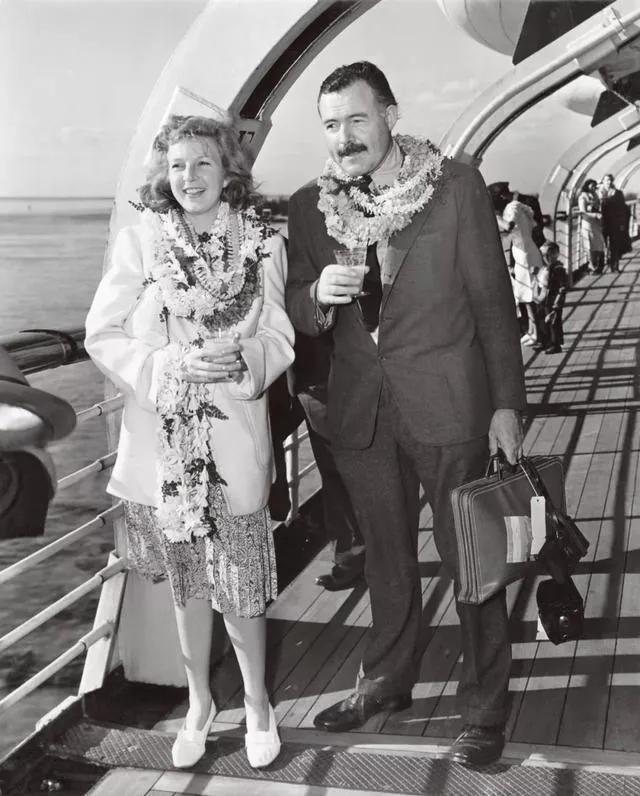 [微风]1961年，美国作家海明威吞枪自尽，脸皮都飞到了天花板上，他的前妻玛莎盖