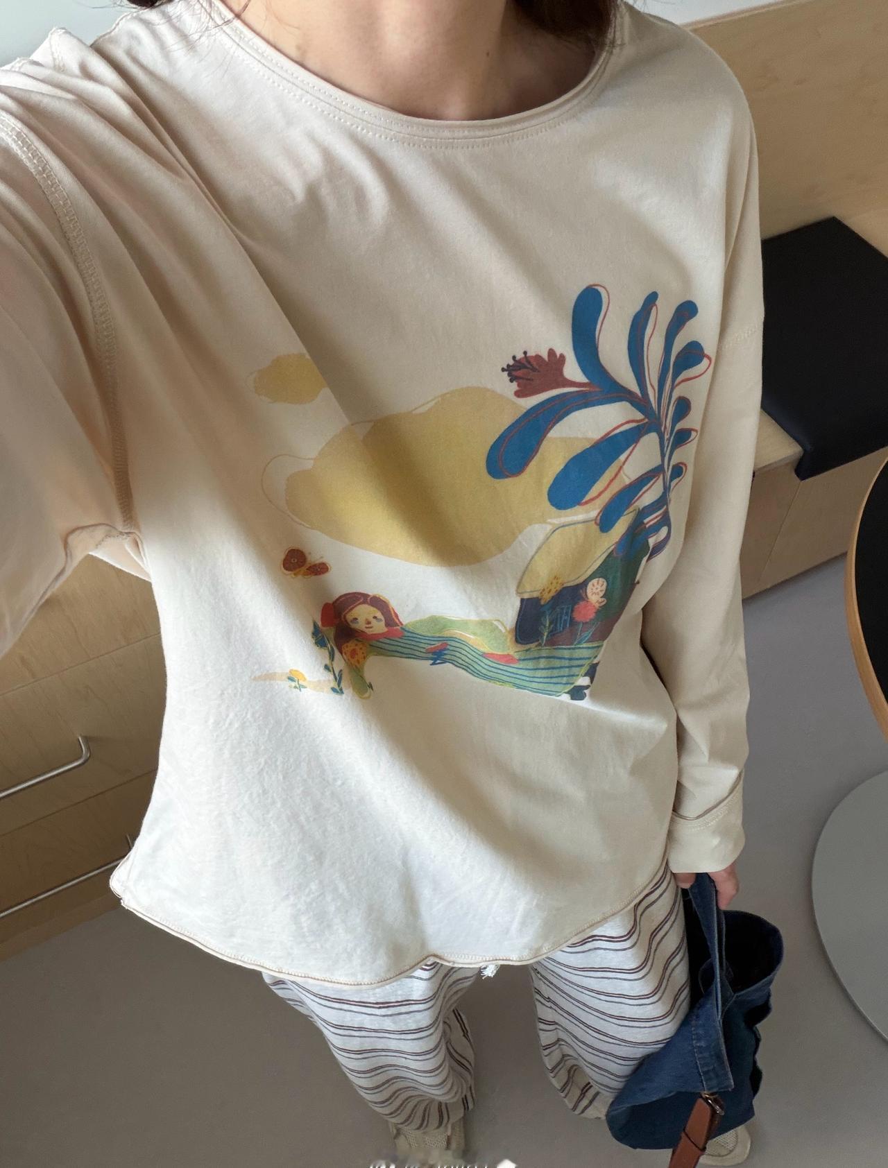 我今年的穿搭都是居家出门两用了，
就图个舒服自在！
今天这套是不是肉眼可见的软糯