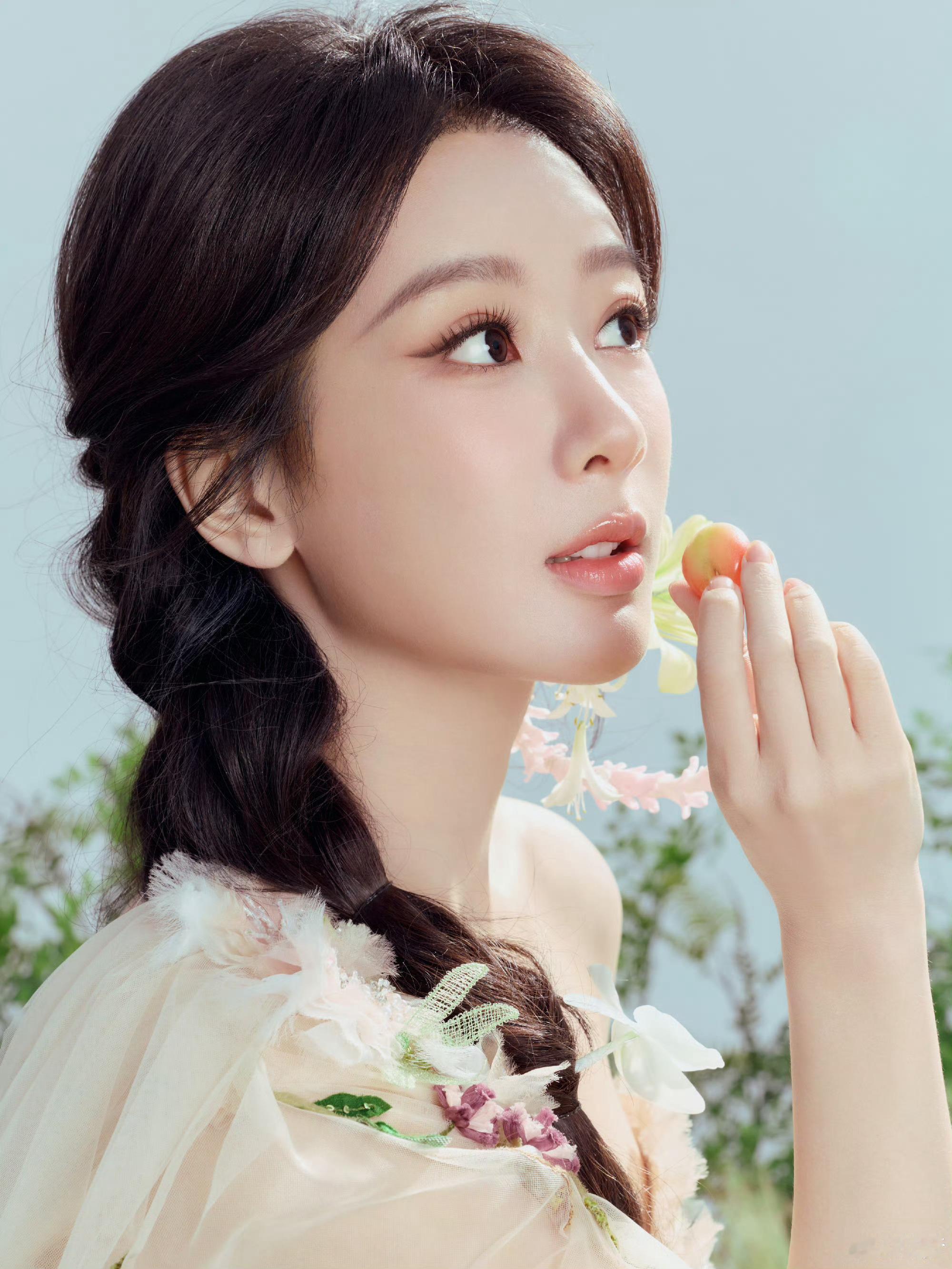 杨紫花间柔雾妆思梦给杨紫化的花间柔雾妆思梦给杨紫化的花间柔雾妆，好美啊 