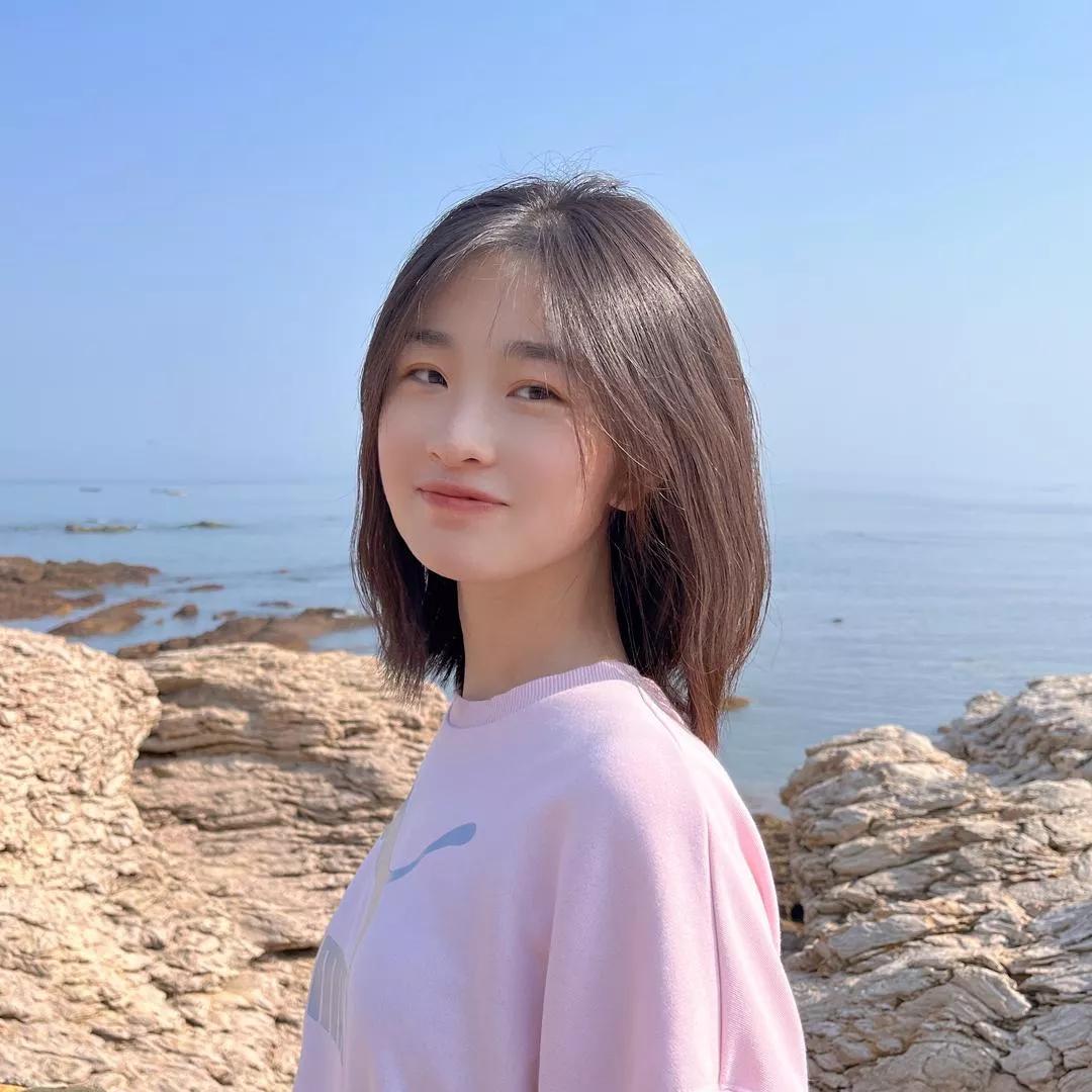 海边漫步，阳光正好，少女微笑