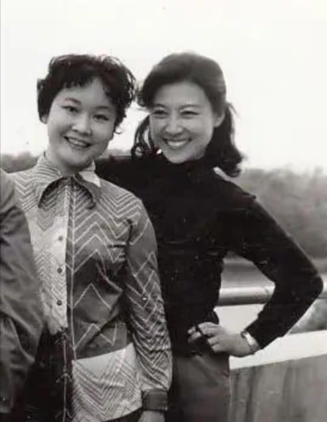 两个朋友在桥上开心地合影。80年代的一张合影，非常珍贵。都认识吧，右边这位德高望