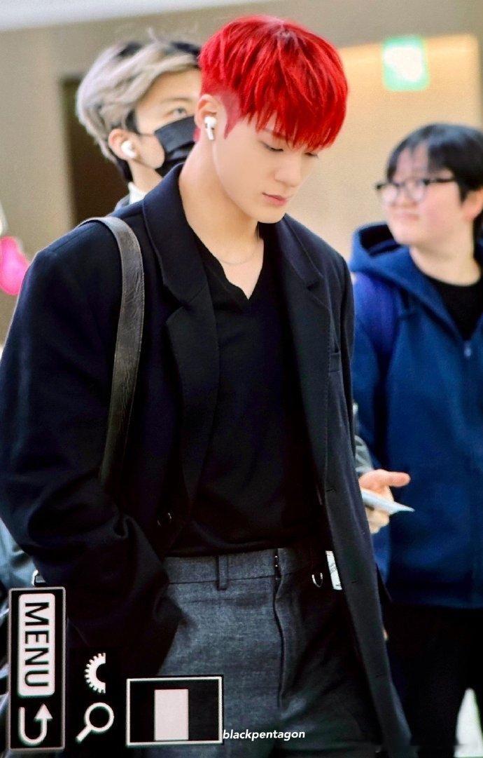 李帝努穿机场大衣帅出新高度！全能爱豆舞台从不缺席，新剧明年上线让人期待，小眼神魅