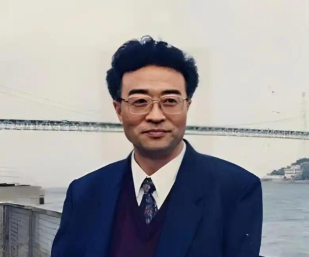 他名叫刘铁骑，是大贪官刘青山的儿子，父亲在1952年被枪毙的时候，刘铁骑才6岁，