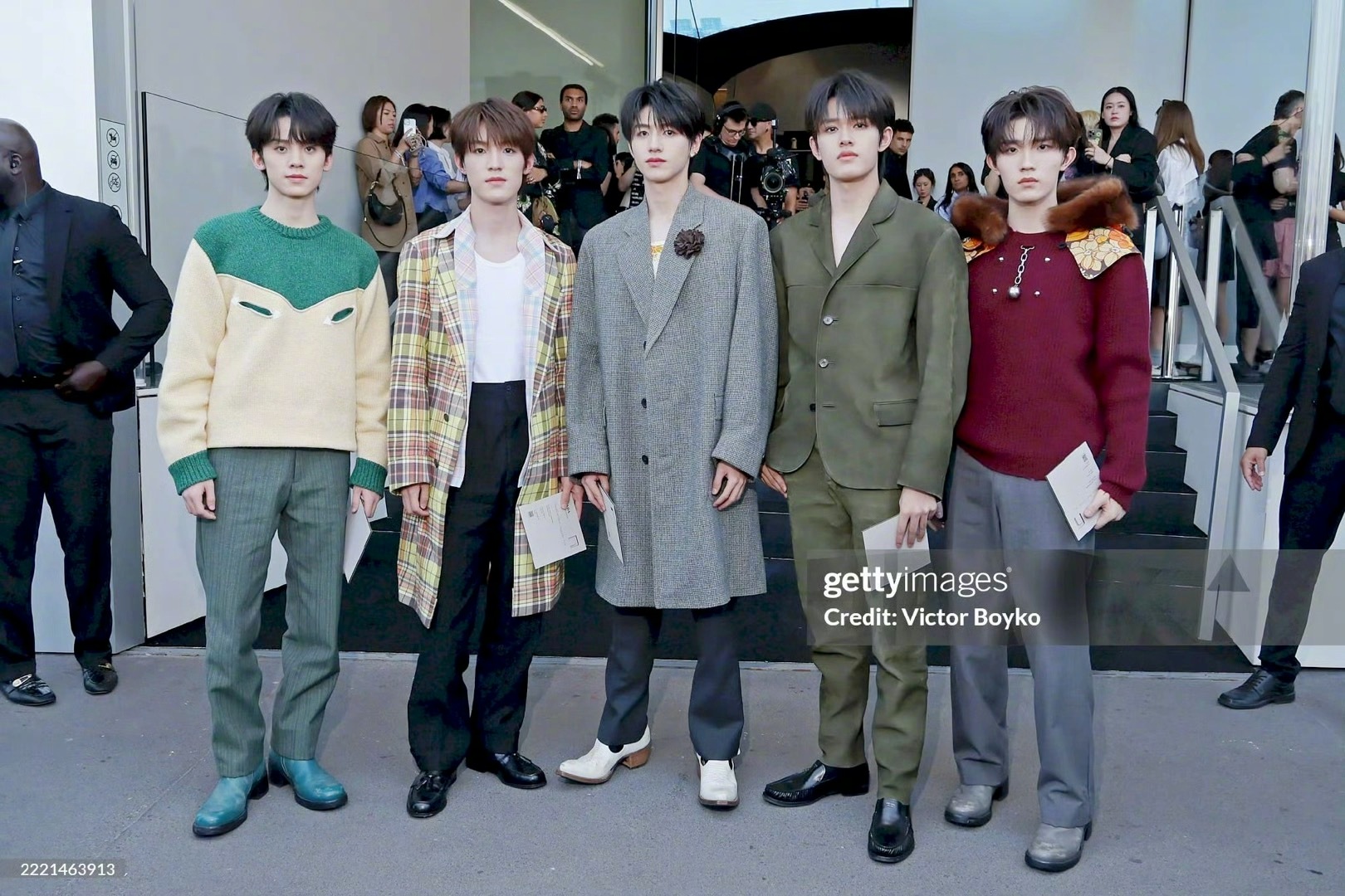 登陆少年米兰看秀穿搭 登陆少年米兰看秀生图 TOP登陆少年米兰男装周看秀造型来了