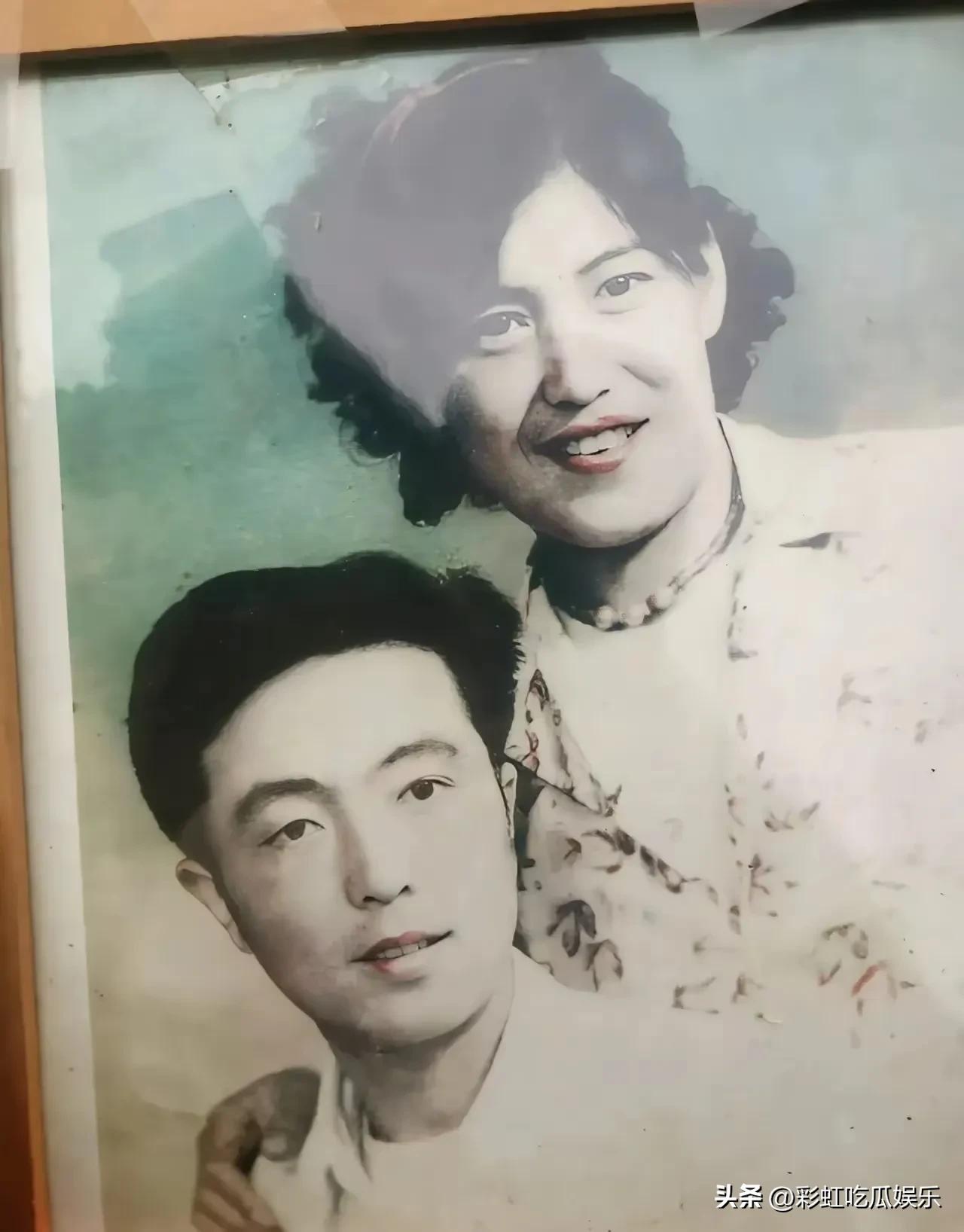 张雪峰和他爸爸长得一模一样，他原生家庭也很缺爱，他姥姥姥爷反对他爸妈结婚，后来他