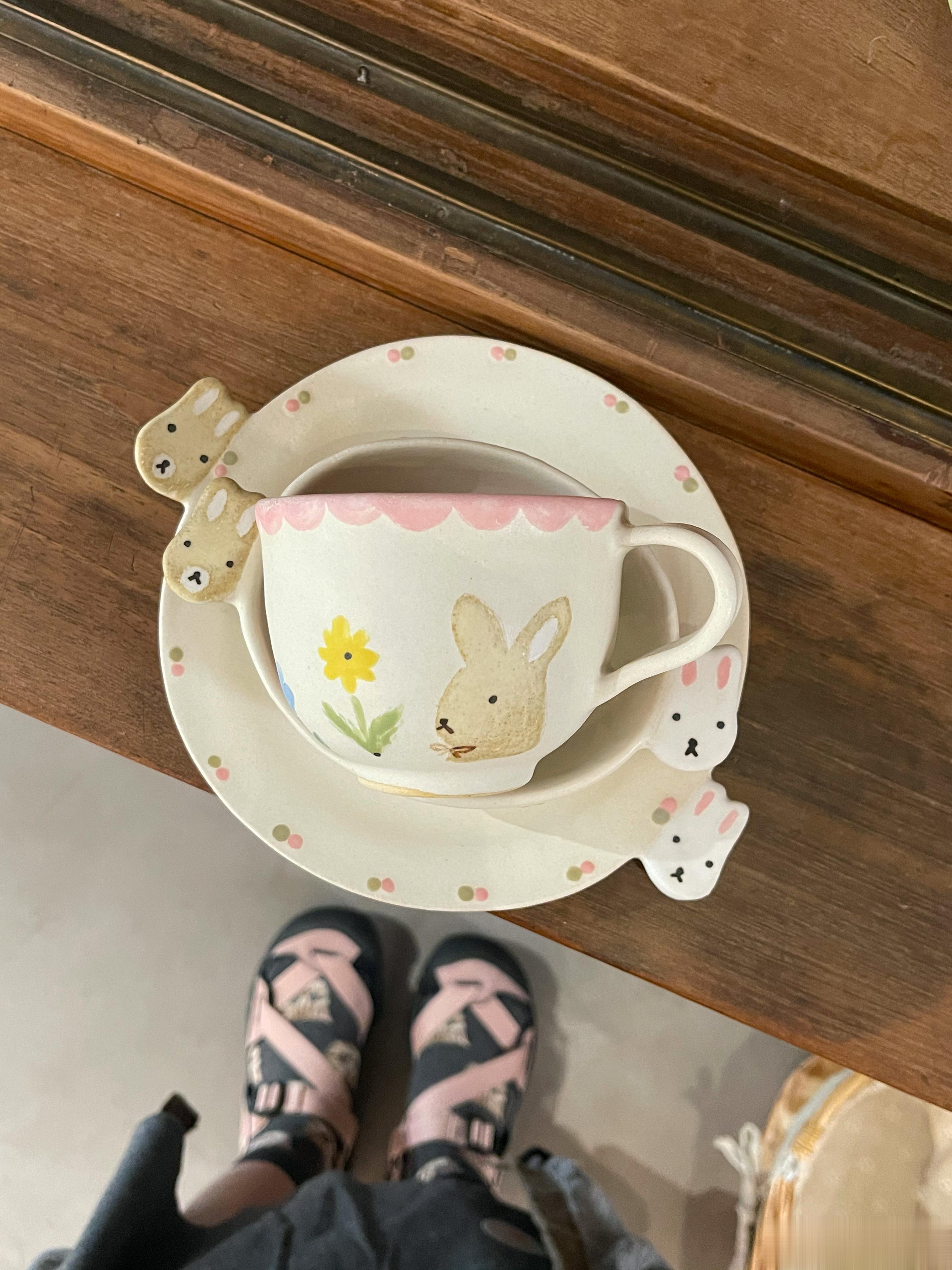 大田亚树，一位来自神奈川县的年轻陶艺家。我第一次看直播，代购的就是这位作家，当时