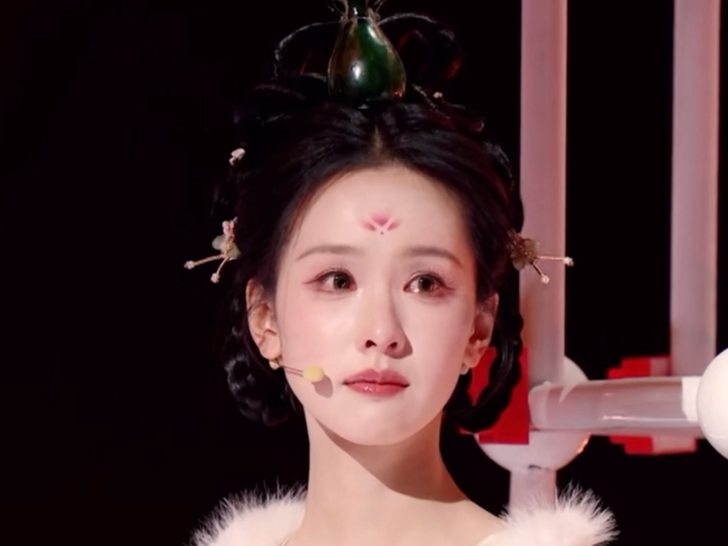 流泪的3054号瓶🥲🥲🥲陈都灵大大的眼睛里噙满了泪水🥹🥹🥹陈都灵流泪