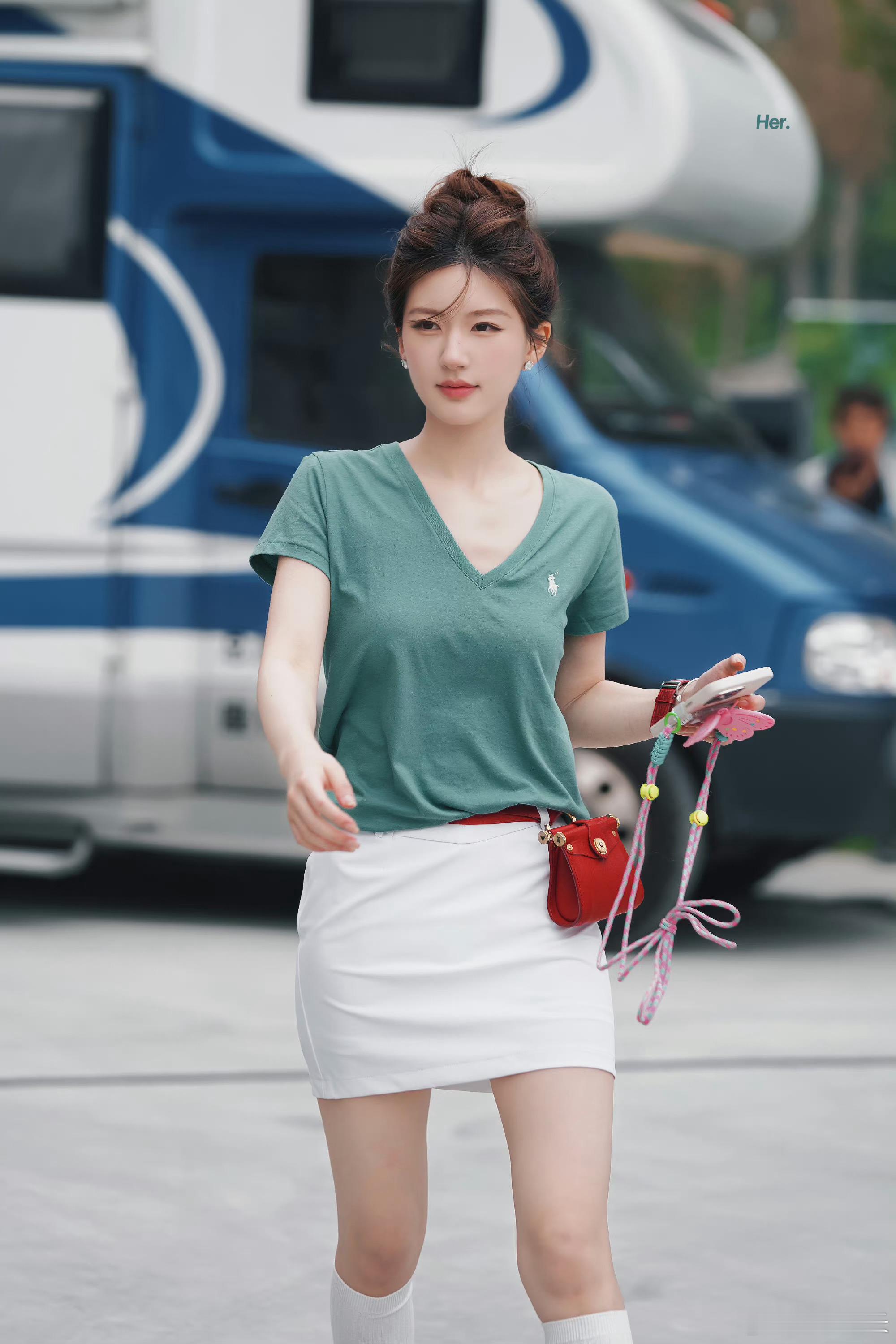 #赵露思深V绿T恤#赵露思今日路透，深V绿色T恤好美啊，美女主播许研颜值简直顶配