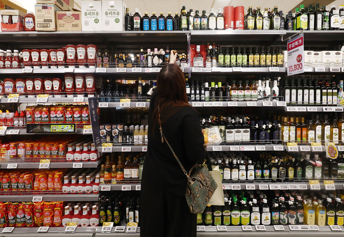 物价飙升逼得韩国消费者捂紧钱包，大型超市不得不放下身段打起价格战。易买得上月狂推