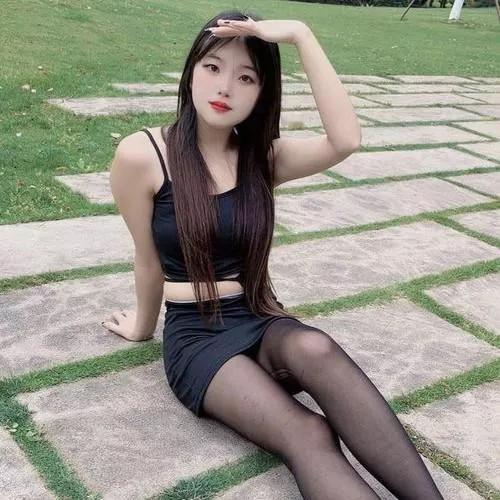 夏日穿搭指南👗 黑色小吊带裙+渔网袜，清凉又时尚！波点黑色袜穿搭 吊带蕾丝黑丝