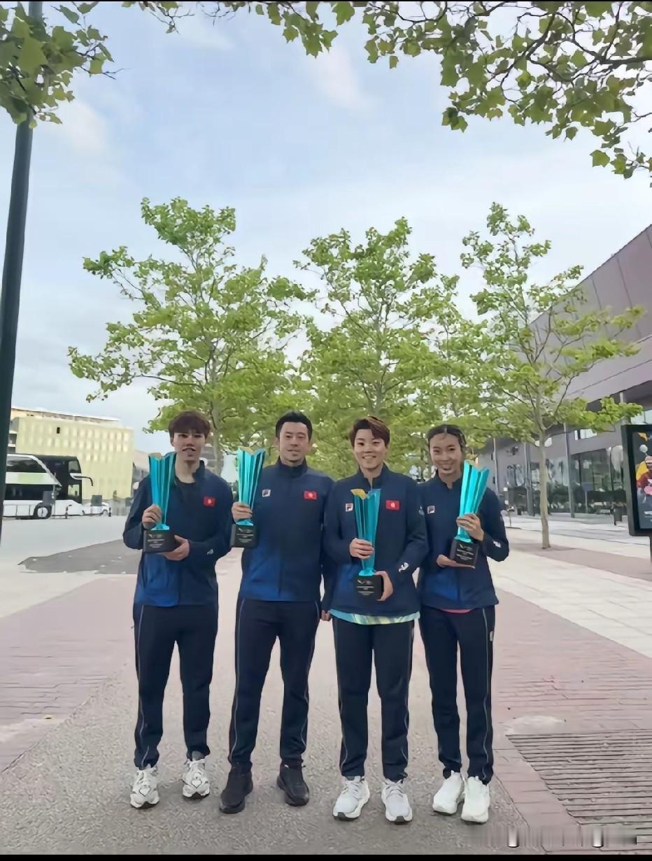 港队双打球员都不白来，大家都有奖杯🏆哦，太厉害了！

港队的双打实力杠杠滴，打