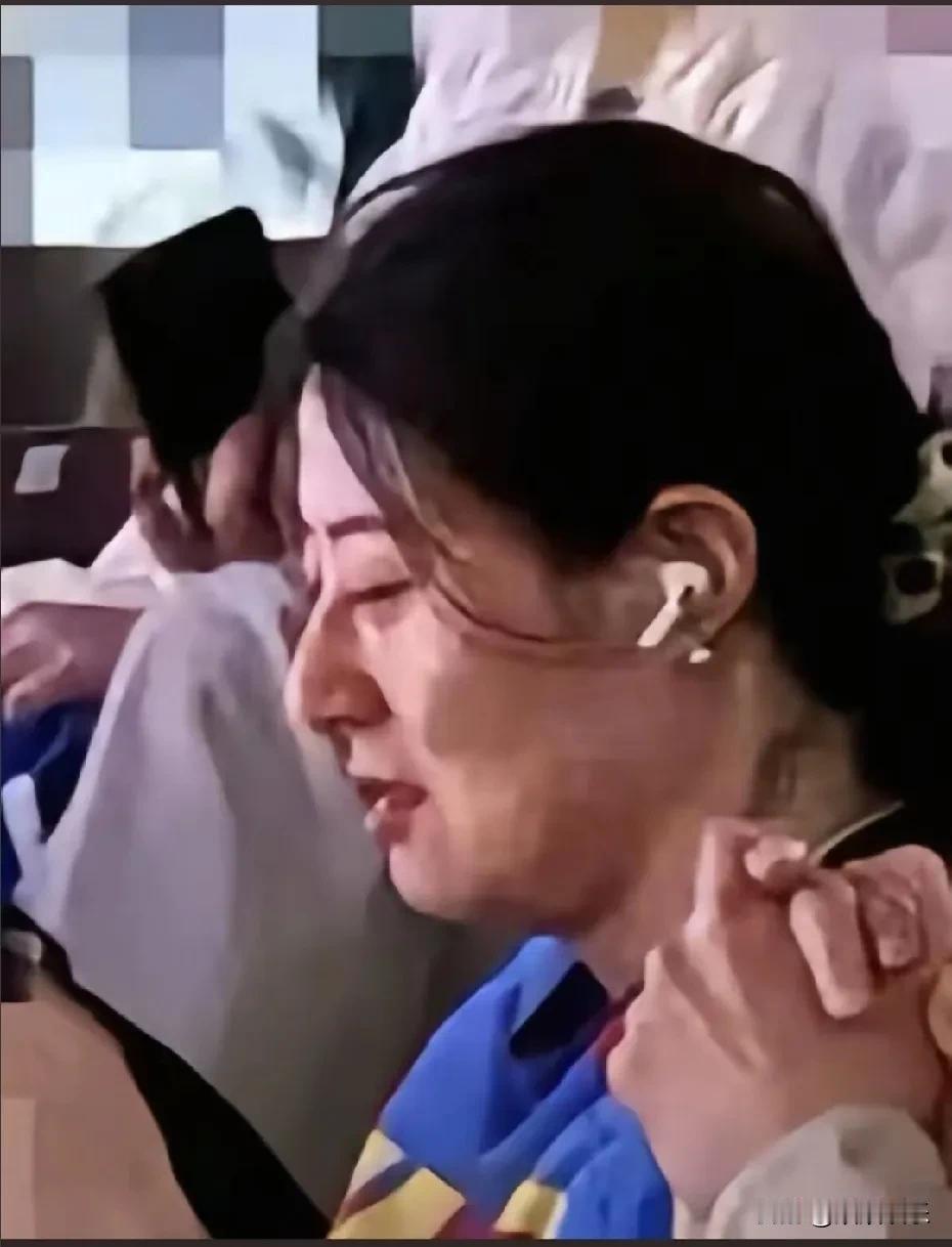 今天全网都在传一件事！咱们的乒乓球小魔王莎莎在海外比赛时，居然被自己人欺负了！有
