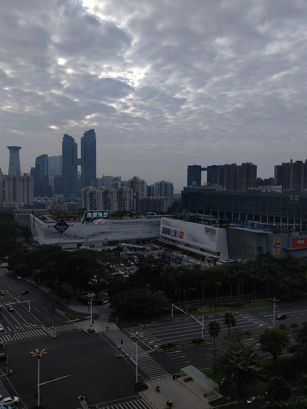 来到深圳，我站在高楼上瞭望远方，突然才真正领悟到“黎明前的黑暗，终将会被光明替代