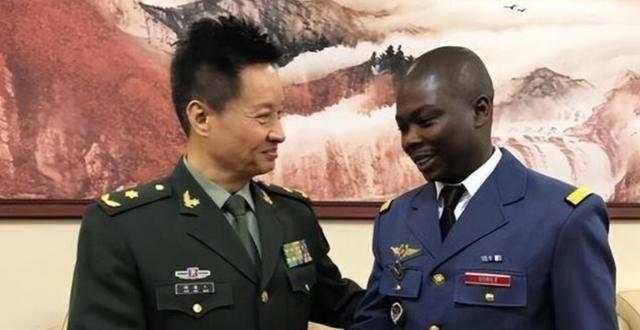 卢旺达其实很懂什么叫“见人下菜”，为了区别我们跟西方，他们搞了个“双轨制”，什么