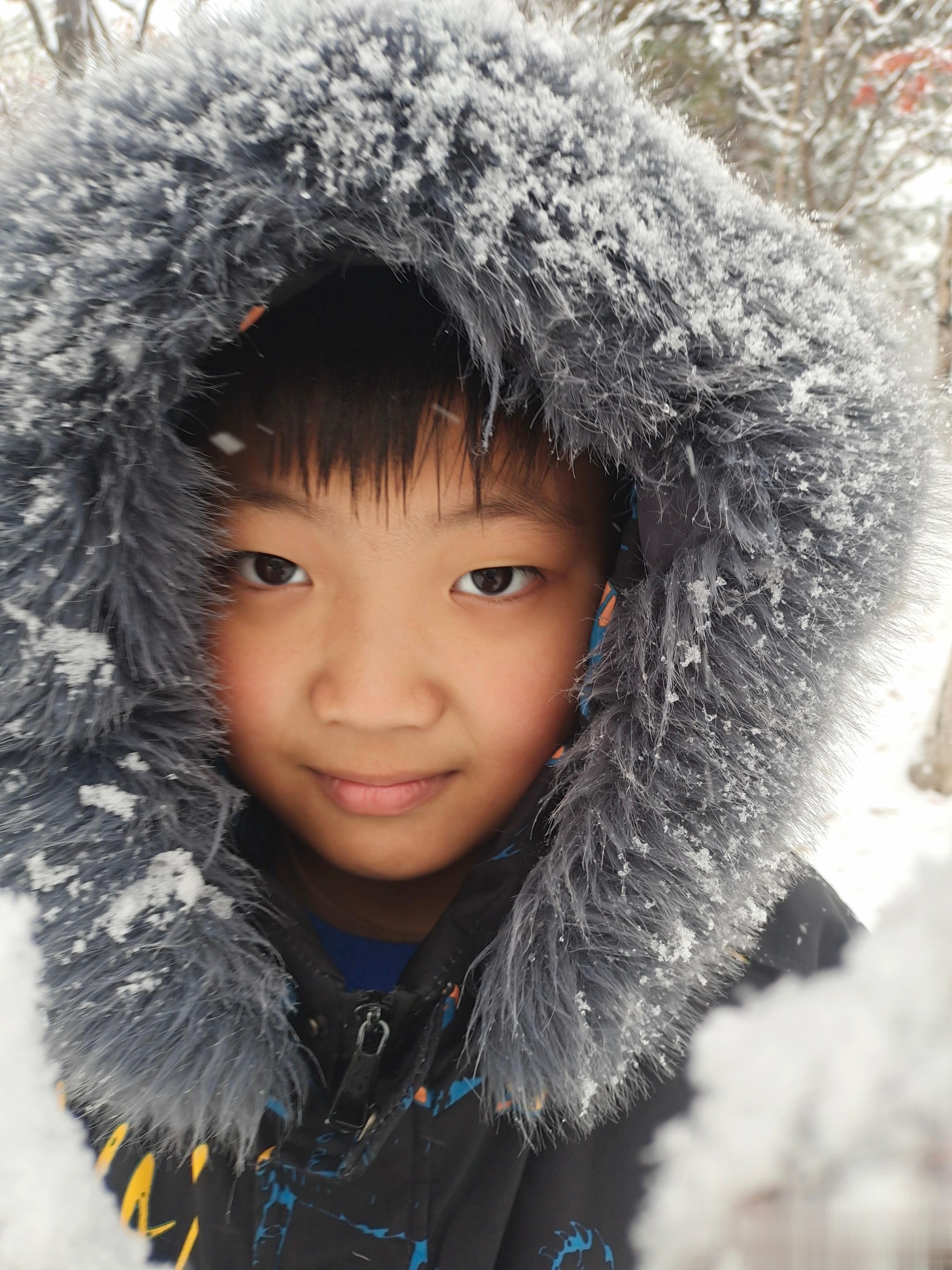 #东北的雪快扫不过来了#东北孩子的快乐...楼下全是小朋友，拍照，堆雪人，打雪仗