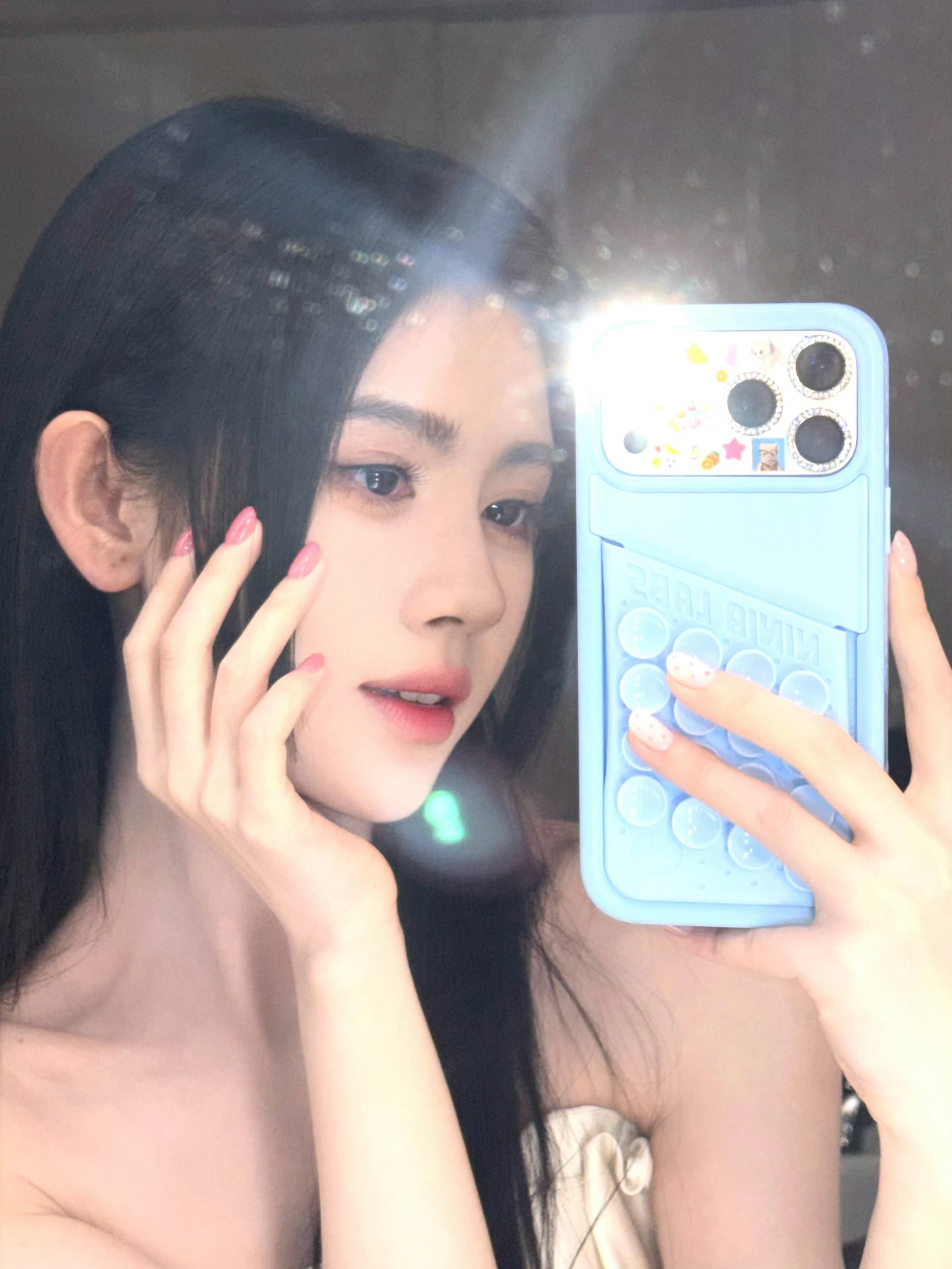啊啊啊啊，鞠婧祎最新九宫格营业是又纯又欲的公主切黑长直完全撕漫女走进现实，美貌暴